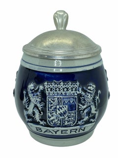 Zwei Bierkrüge mit Deckel aus dem Westerwald mit Salzglasur:: 1970er Jahre