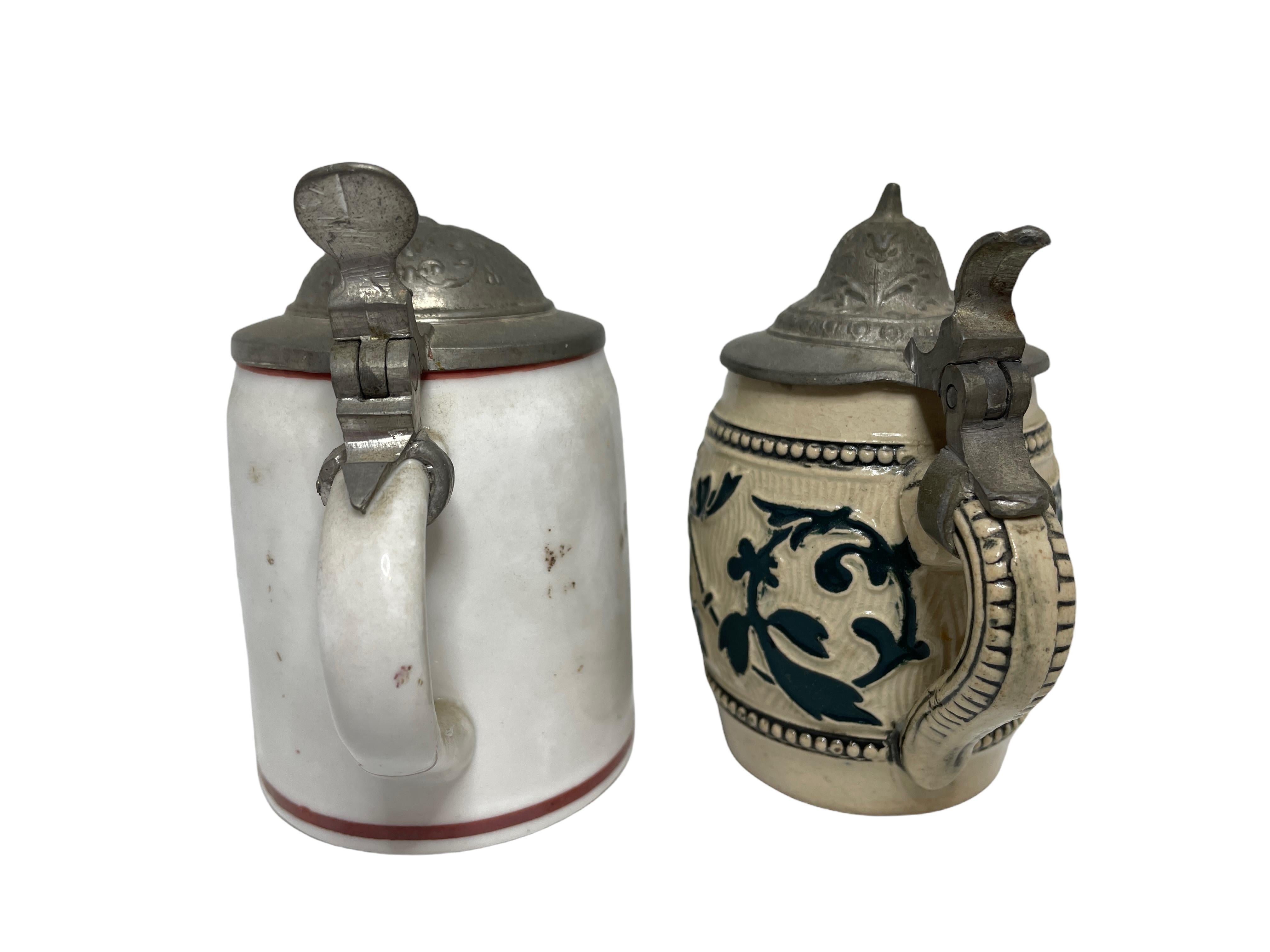 Artisanat Deux Steins à bière à couvercle vintage en céramique Allemagne miniature, années 1910 en vente
