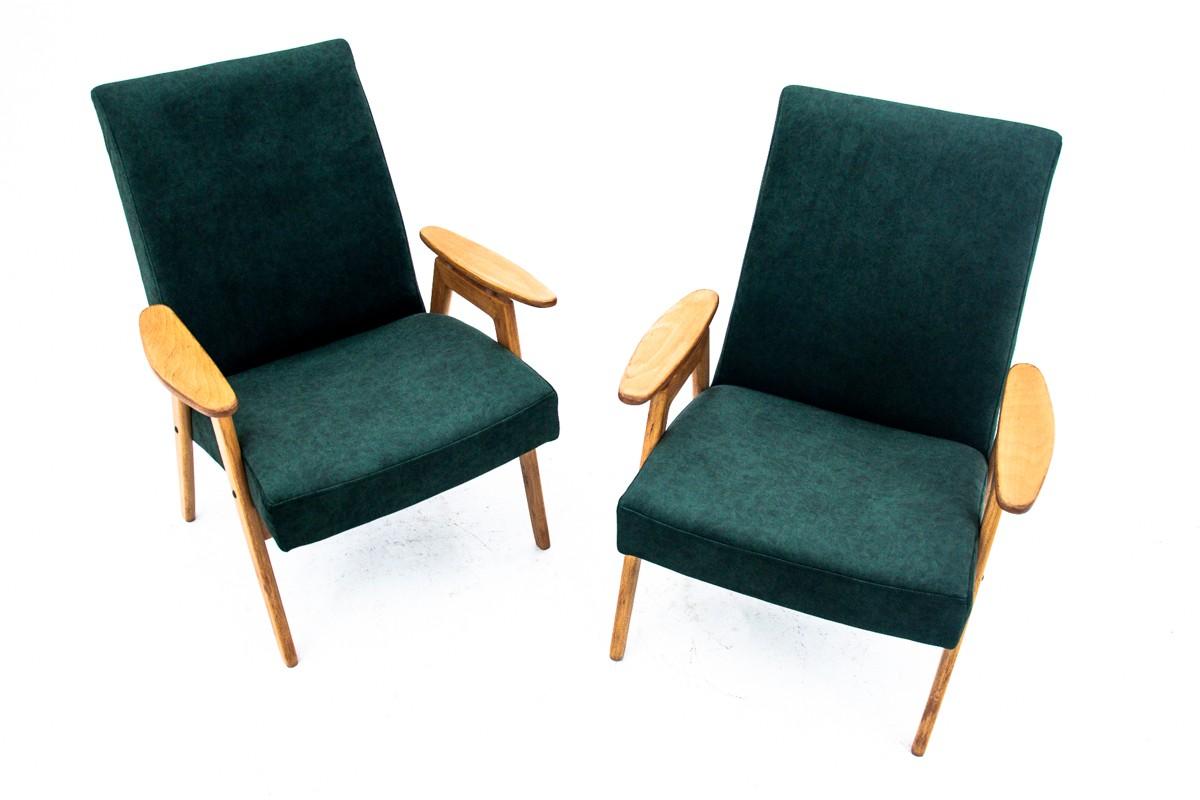 Zwei ikonische Vintage-Sessel, entworfen von Jaroslav Smidek in der ehemaligen Tschechoslowakei in den 1960er Jahren. Gestell aus Buchenholz, Polsterung mit flaschengrünem Samt ersetzt. Die Sitze sind in sehr gutem Zustand.

Maße: Höhe 82cm,