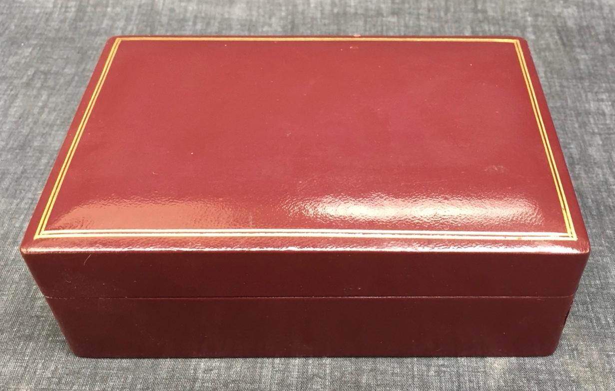 Two Italian leather boxes, circa 1960. One is cylindrical and the other is rectangular.
Slightly different tones of bordeaux that complement each other to use together .
cylindrical box=8.50x7.50 cm (3.50