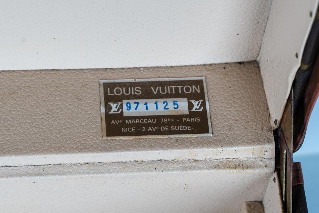 Deux malles Louis Vuitton vintage / Chacune a son propre numéro de série à l'intérieur.