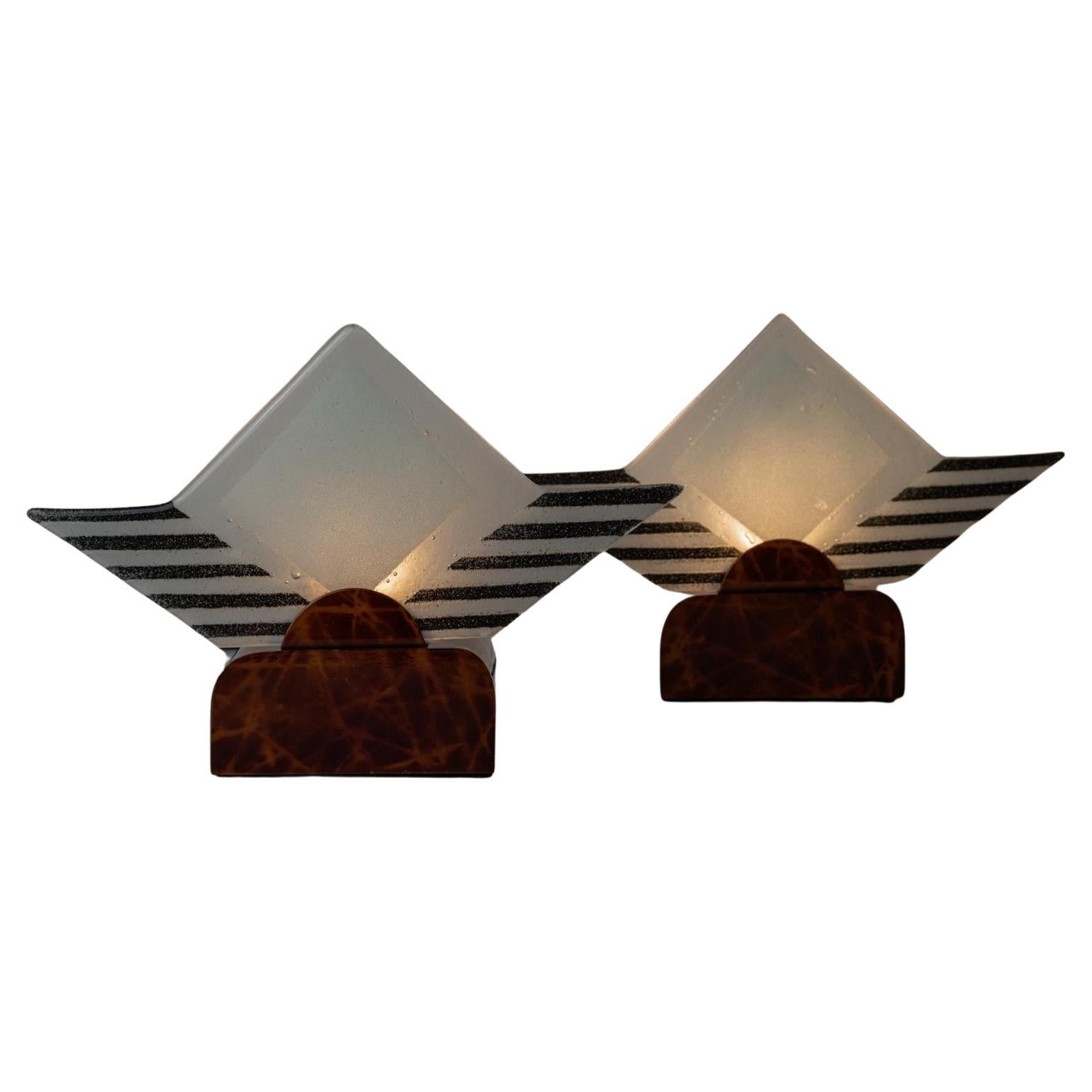 Dos lámparas de sobremesa vintage de cristal de Murano Diseño escultórico Italia, años 80

Esta rara pareja de lámparas de sobremesa vintage de cristal de Murano de los años 80 muestra un llamativo diseño escultórico. Colocados en soportes de metal