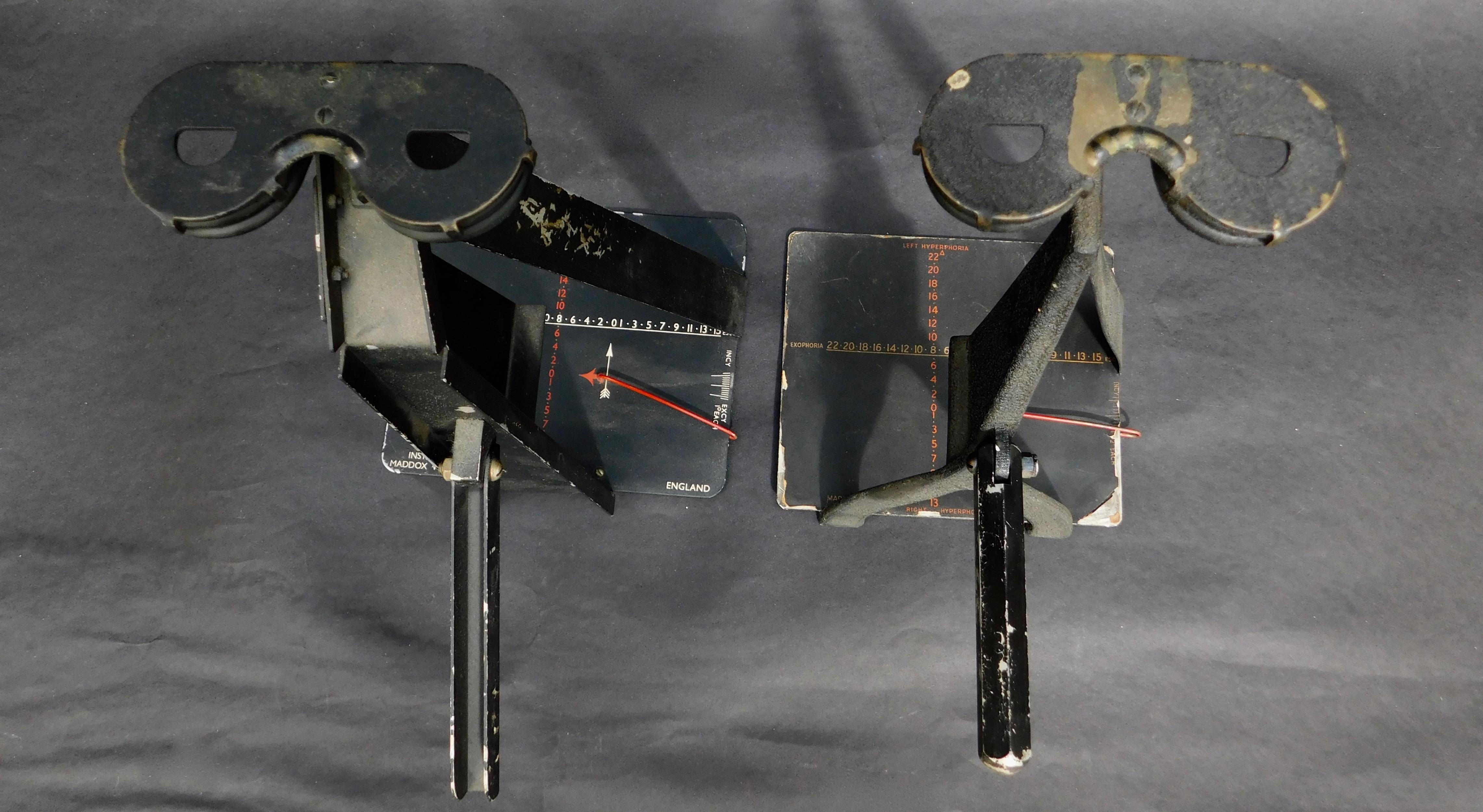 Two Vintage Ophthalmologists Eye Test Instruments im Zustand „Gut“ im Angebot in Antwerp, BE