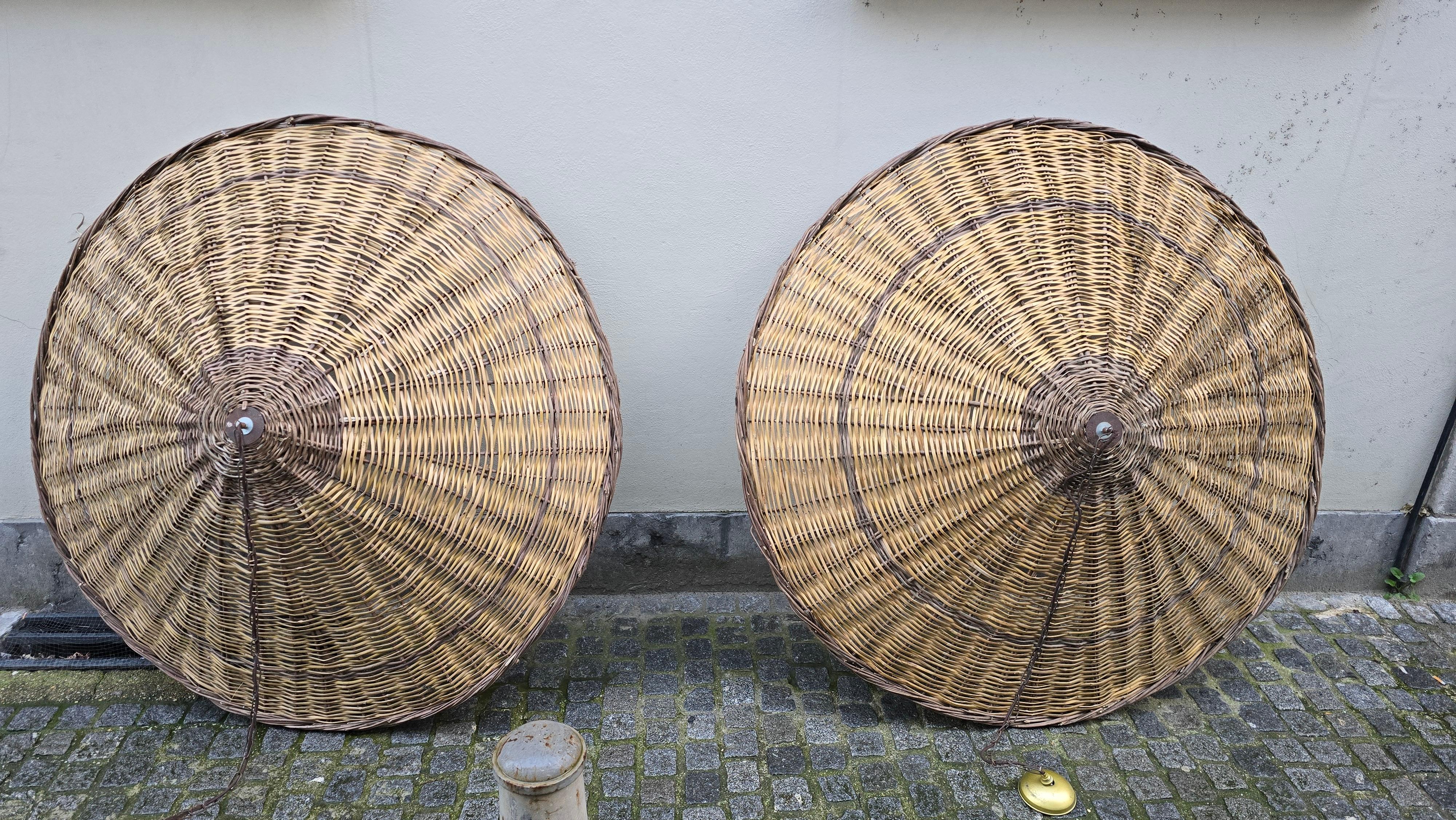 Due lampade a sospensione in rattan vintage di dimensioni XXL Ø 67 pollici in vendita 5