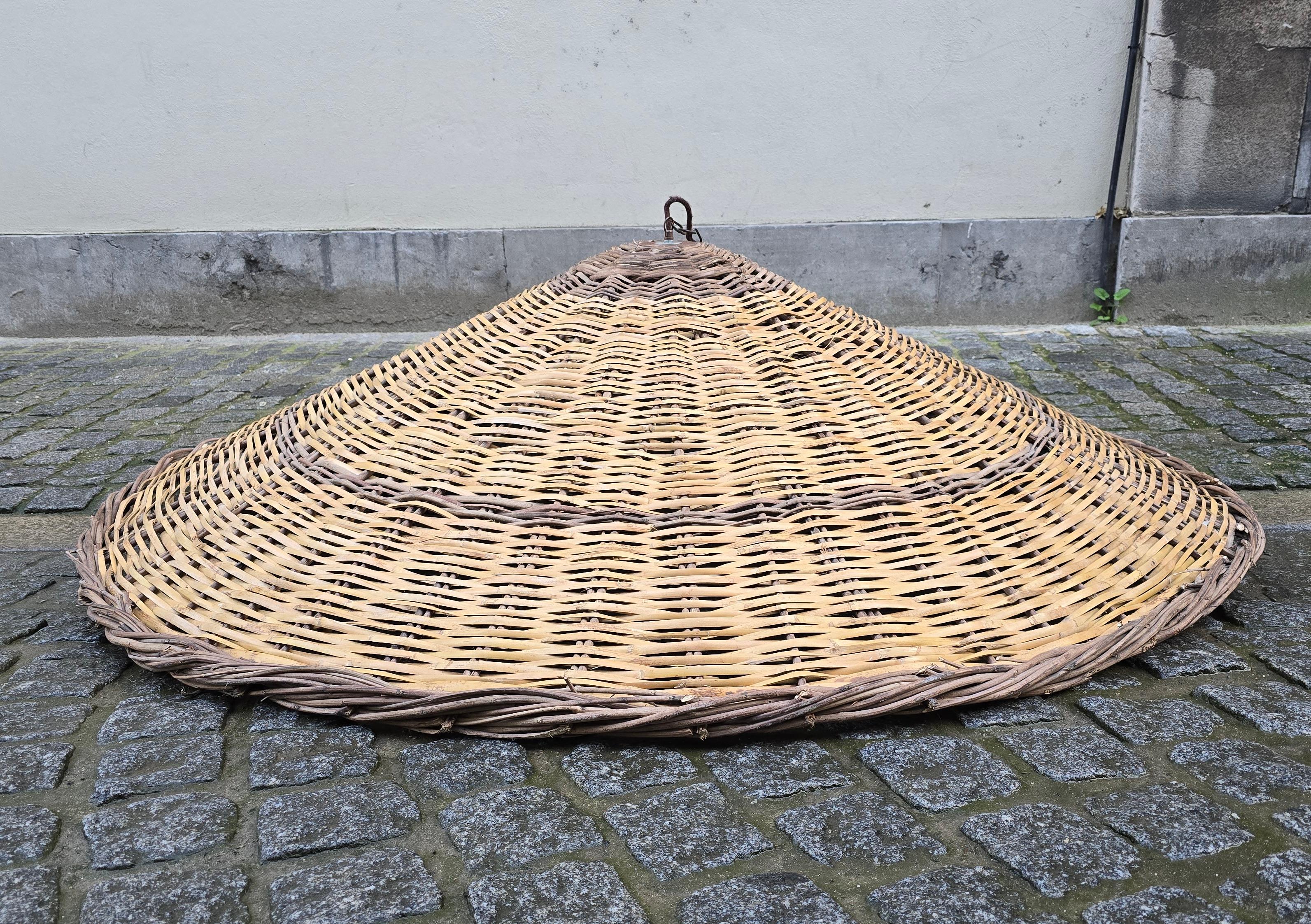 Due lampade a sospensione in rattan vintage di dimensioni XXL Ø 67 pollici in vendita 7