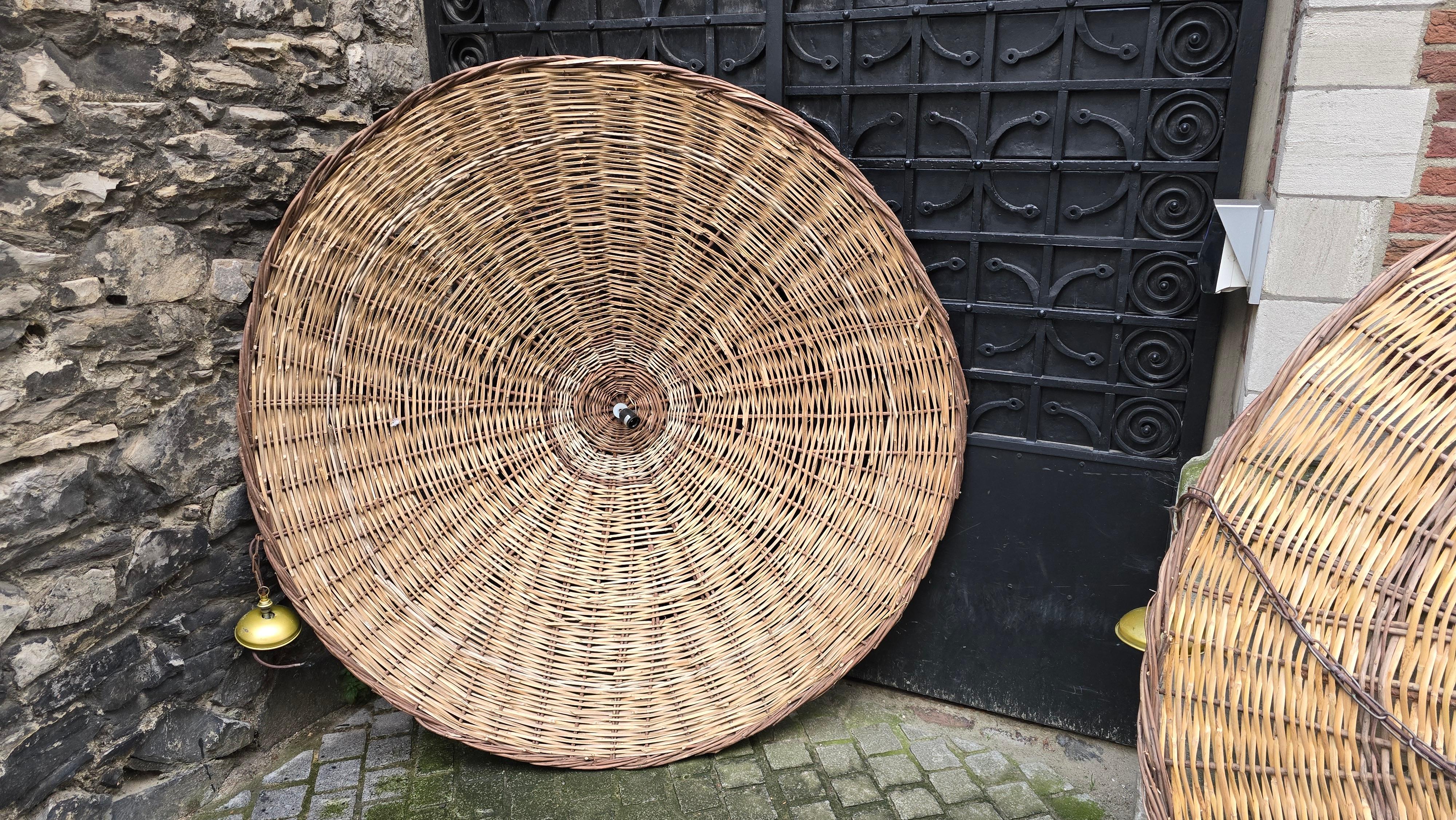 Due lampade a sospensione in rattan vintage di dimensioni XXL Ø 67 pollici In condizioni buone in vendita a Antwerp, BE
