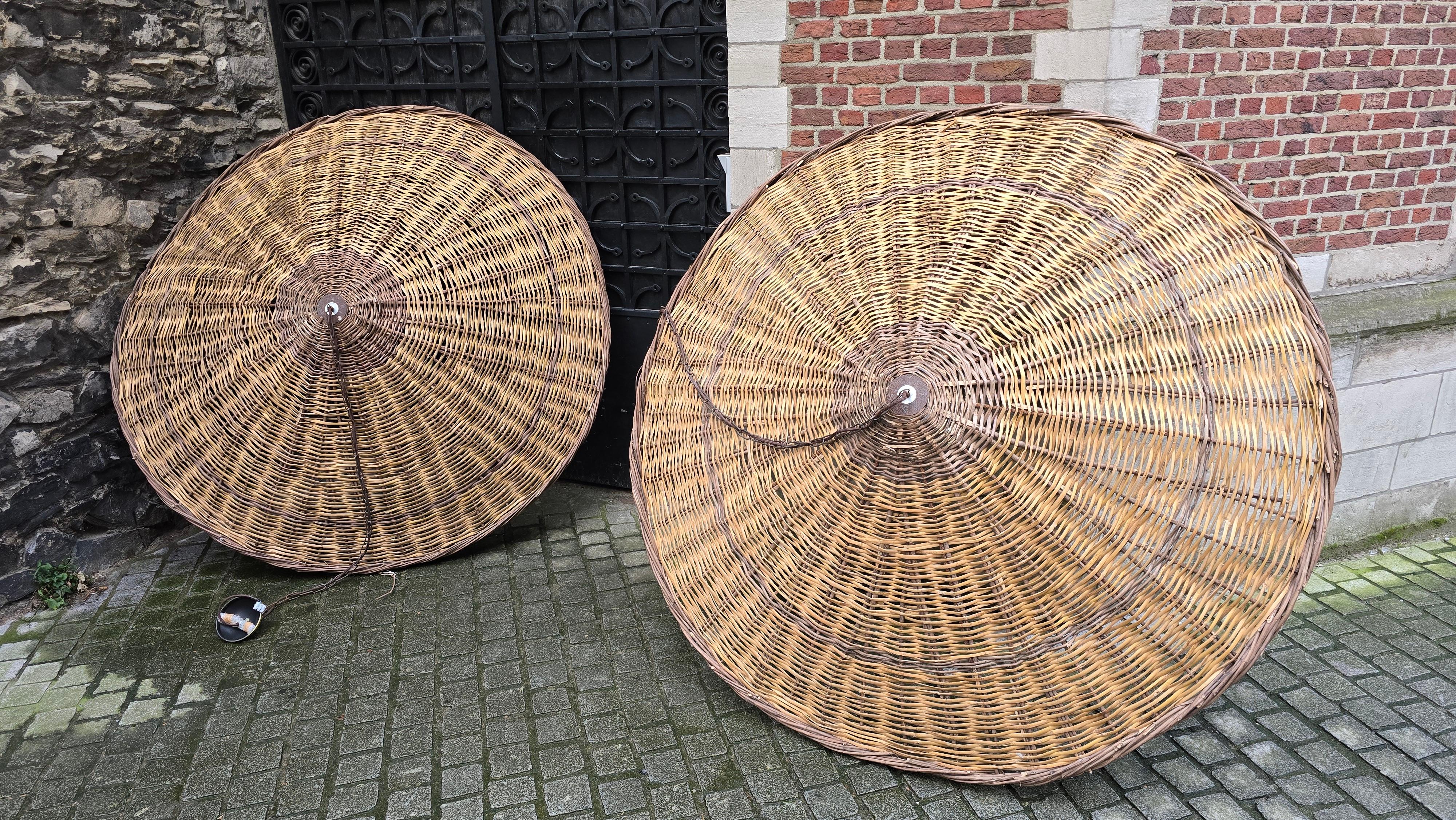 Rattan Due lampade a sospensione in rattan vintage di dimensioni XXL Ø 67 pollici in vendita