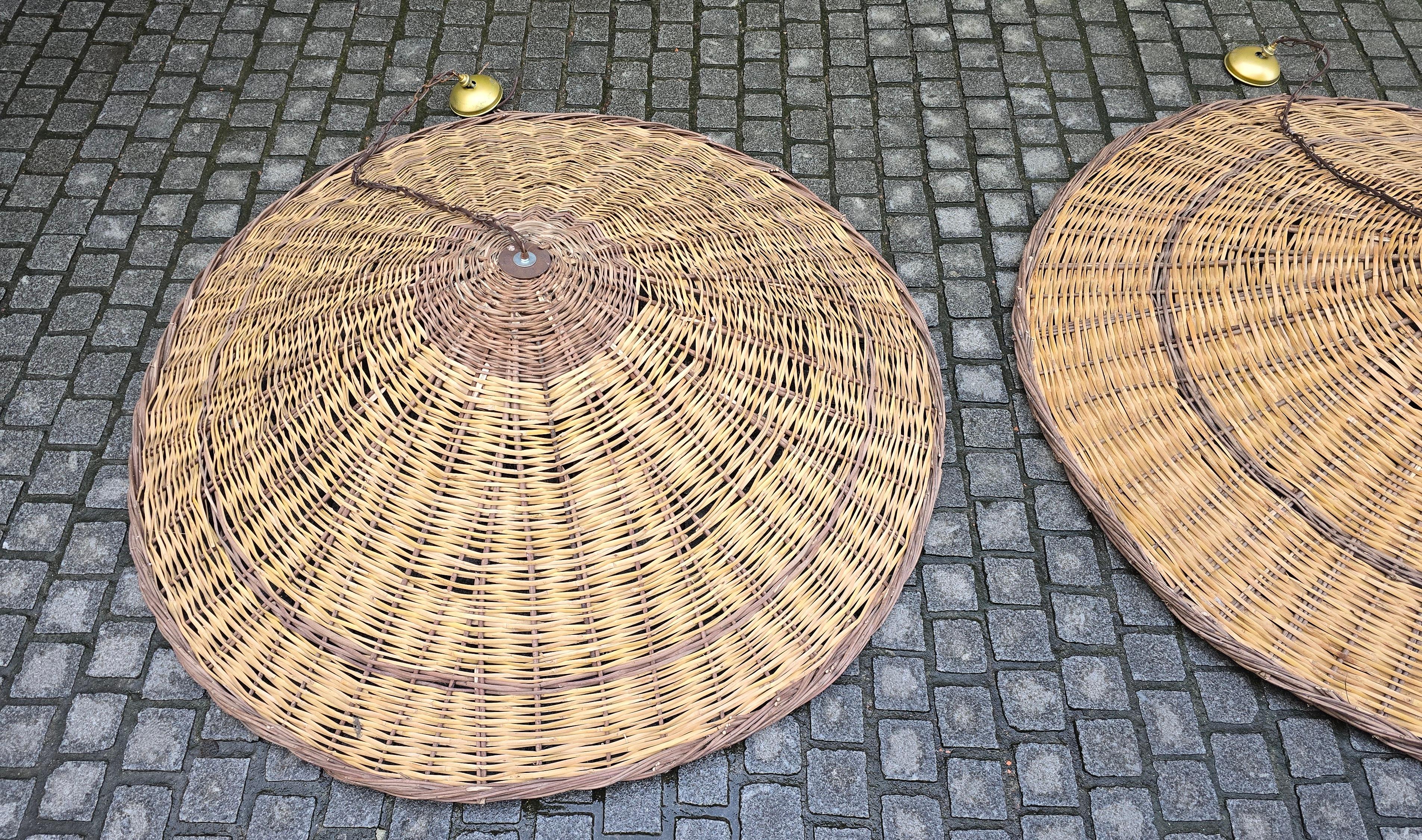 Due lampade a sospensione in rattan vintage di dimensioni XXL Ø 67 pollici in vendita 1