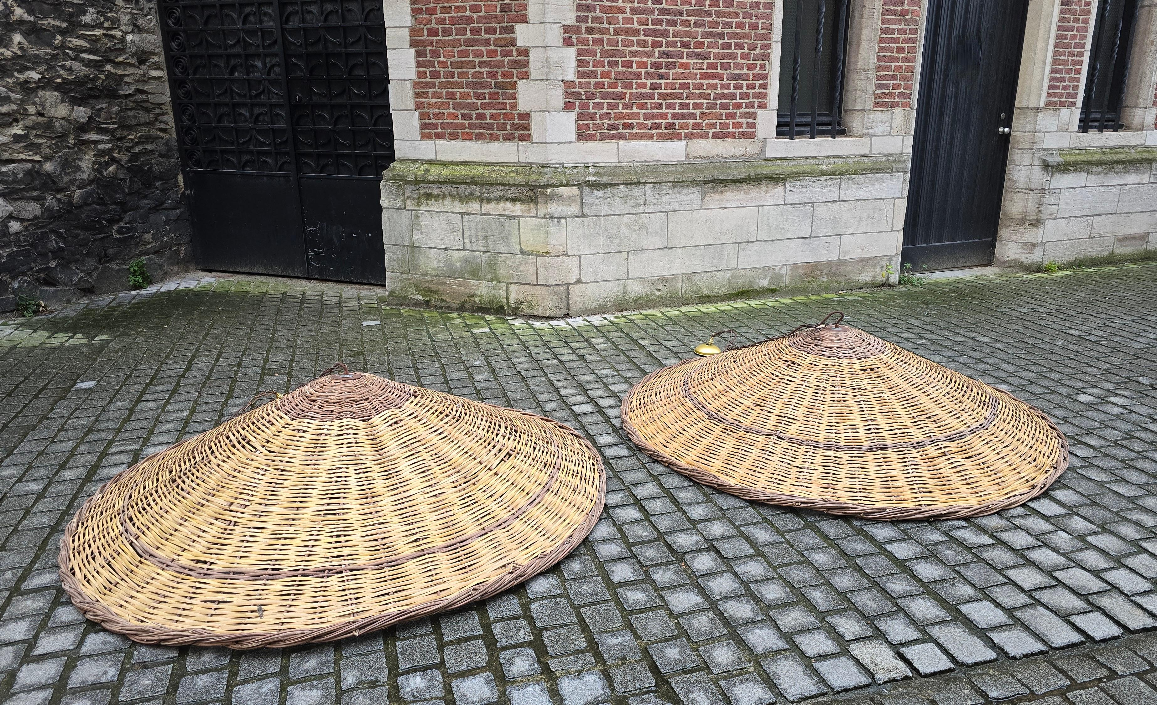 Due lampade a sospensione in rattan vintage di dimensioni XXL Ø 67 pollici in vendita 3
