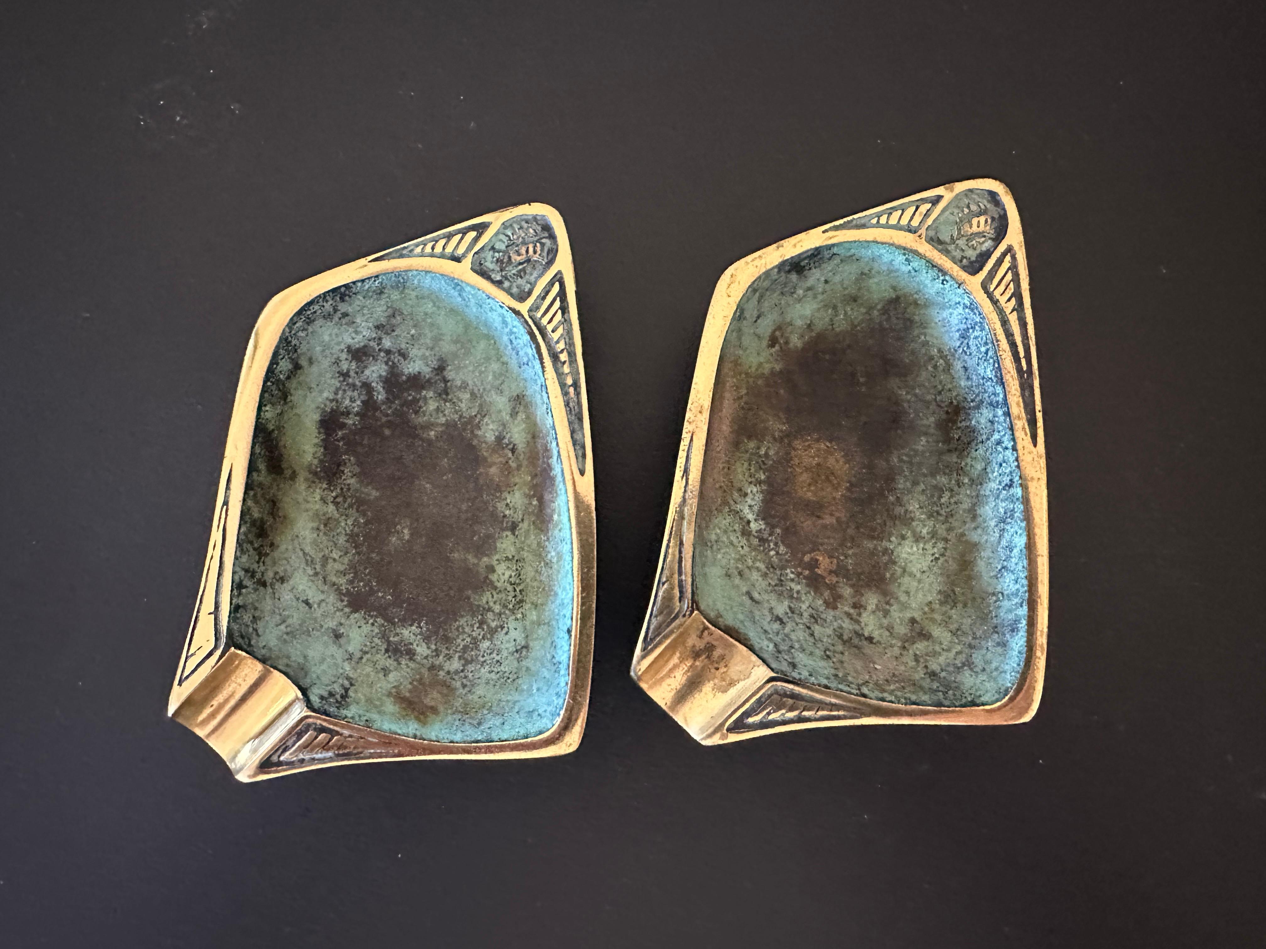 Due posacenere d'epoca in ottone massiccio Dayagi Israel Ornate Mid-Century Rare in vendita 3