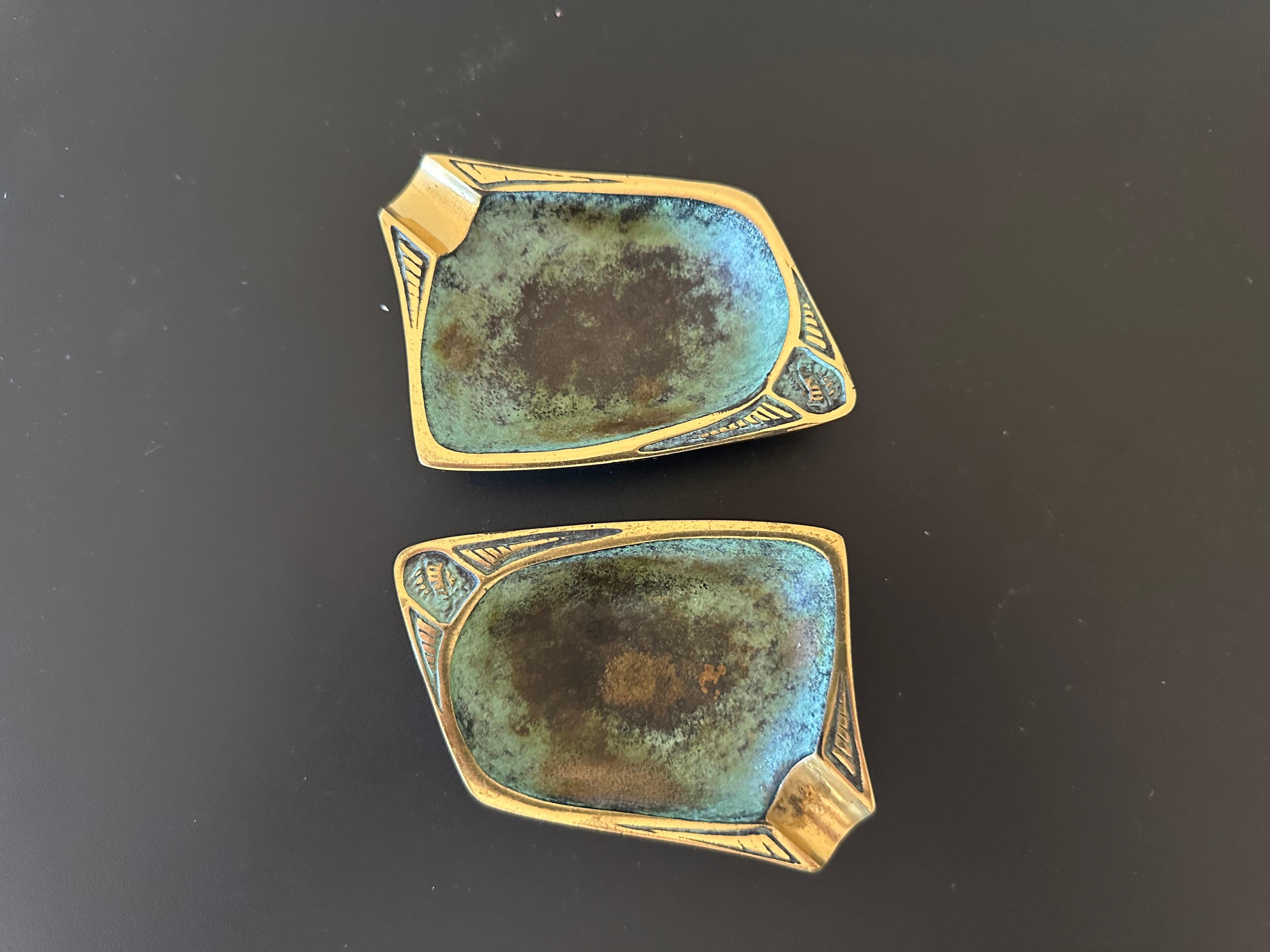 Due posacenere d'epoca in ottone massiccio Dayagi Israel Ornate Mid-Century Rare in vendita 4