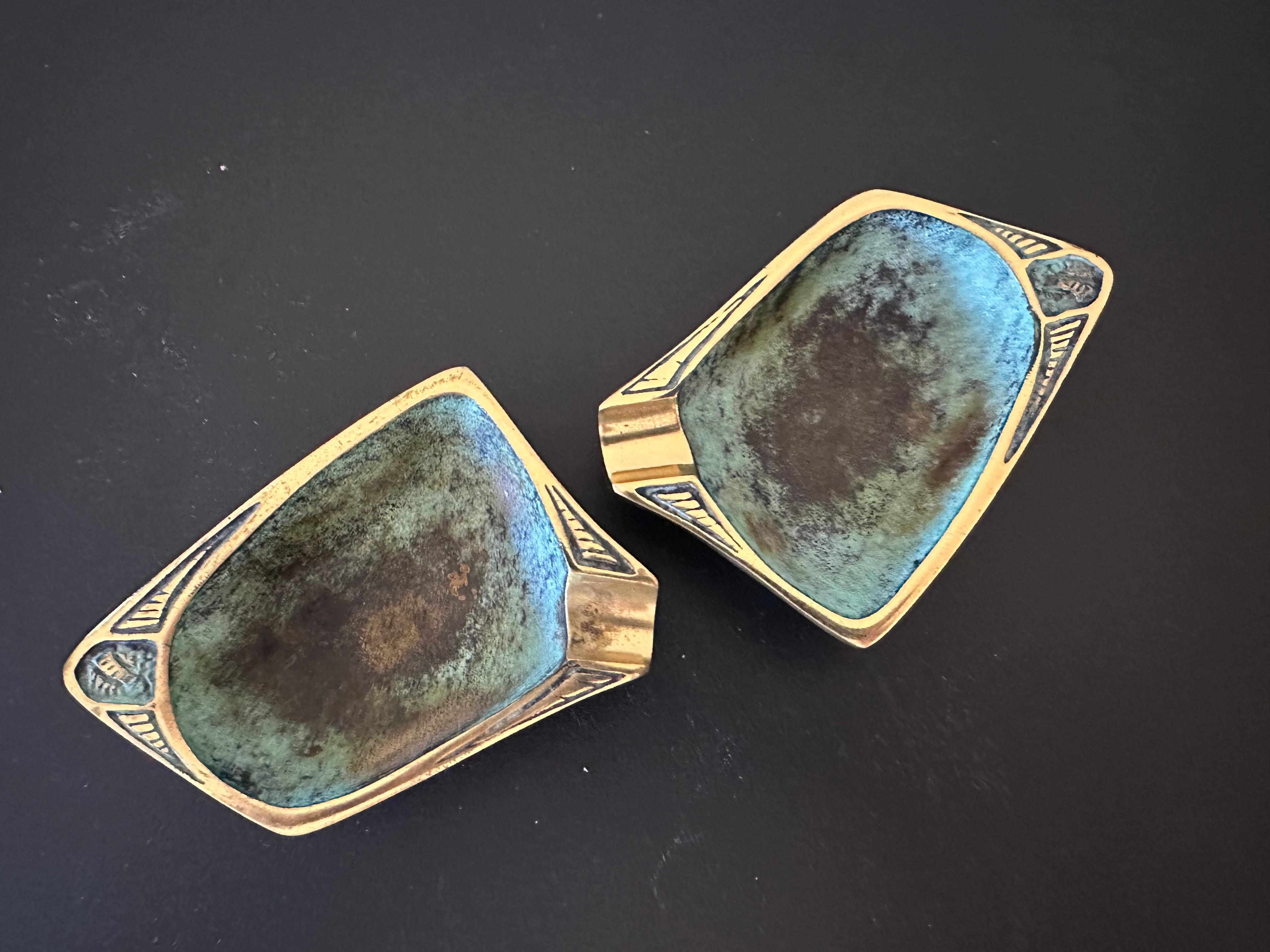 Due posacenere d'epoca in ottone massiccio Dayagi Israel Ornate Mid-Century Rare in vendita 5
