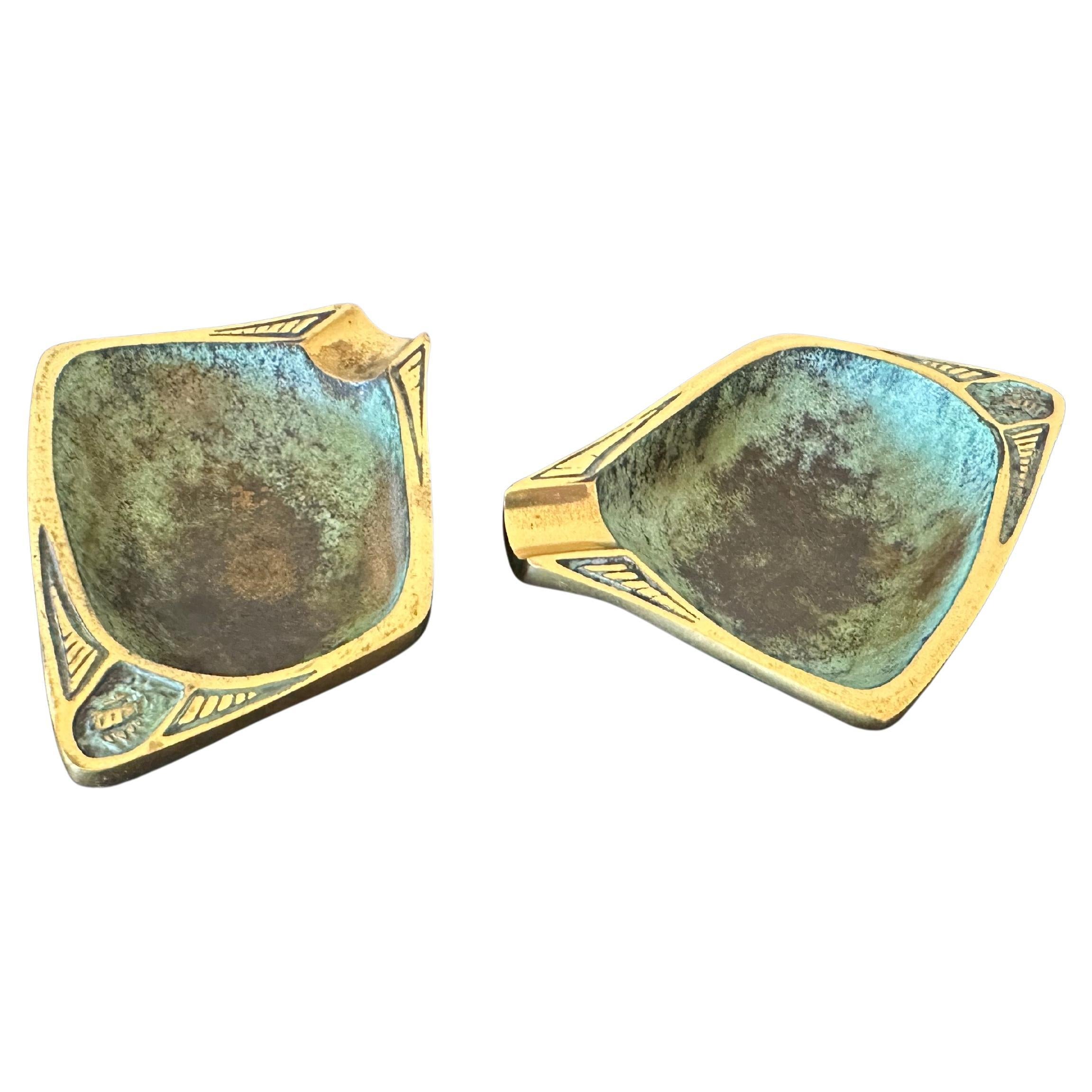 Mid-Century moderno Due posacenere d'epoca in ottone massiccio Dayagi Israel Ornate Mid-Century Rare in vendita