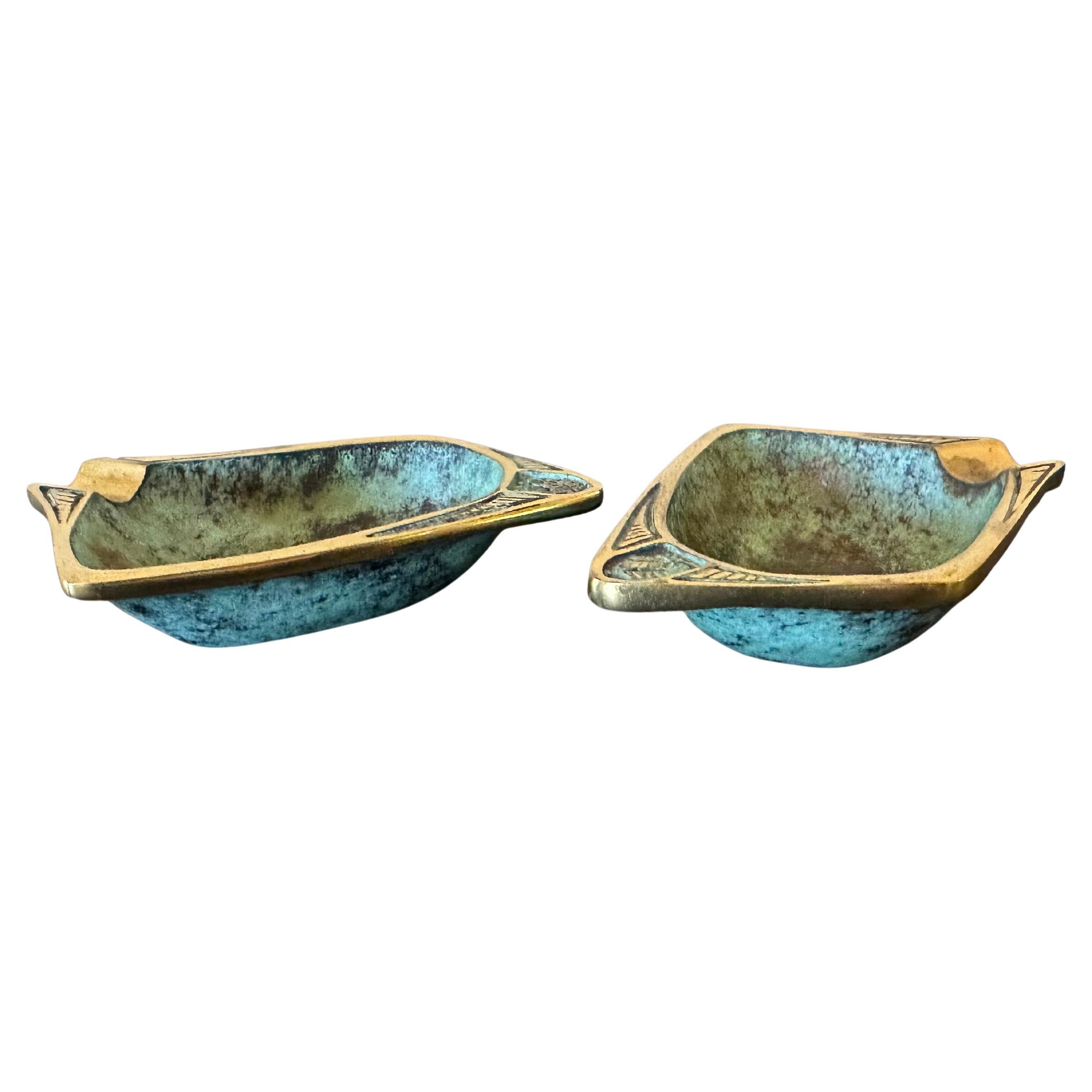 Israeliano Due posacenere d'epoca in ottone massiccio Dayagi Israel Ornate Mid-Century Rare in vendita