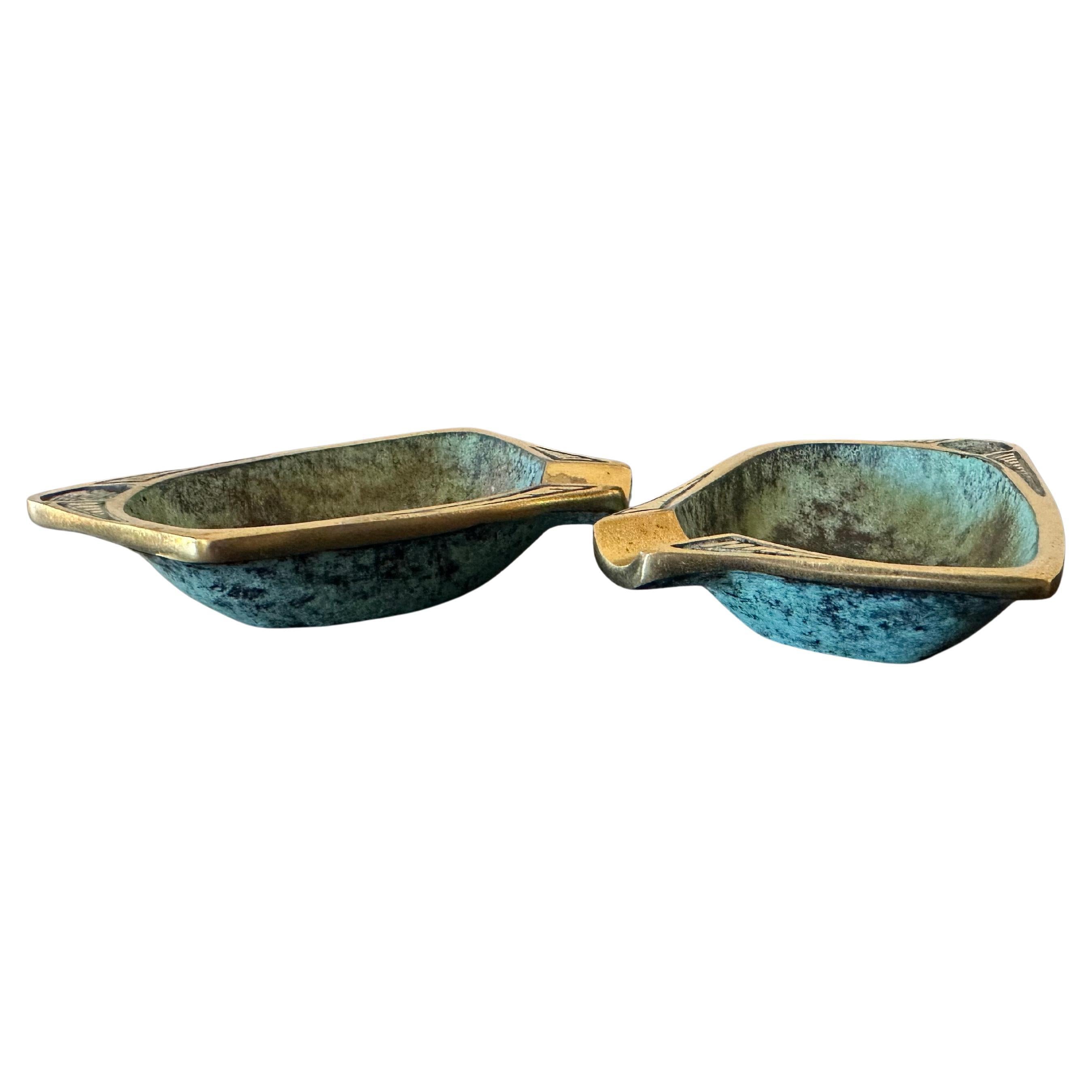 XX secolo Due posacenere d'epoca in ottone massiccio Dayagi Israel Ornate Mid-Century Rare in vendita