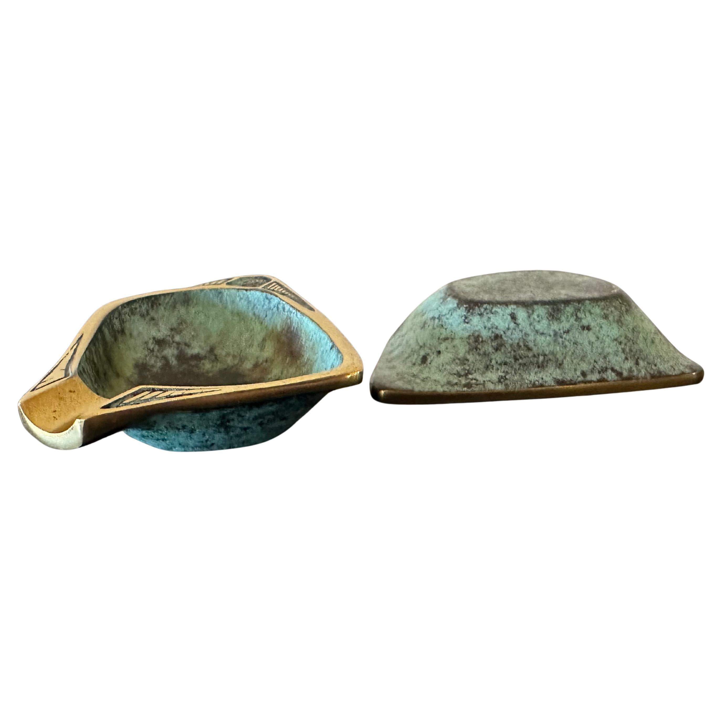 Ottone Due posacenere d'epoca in ottone massiccio Dayagi Israel Ornate Mid-Century Rare in vendita