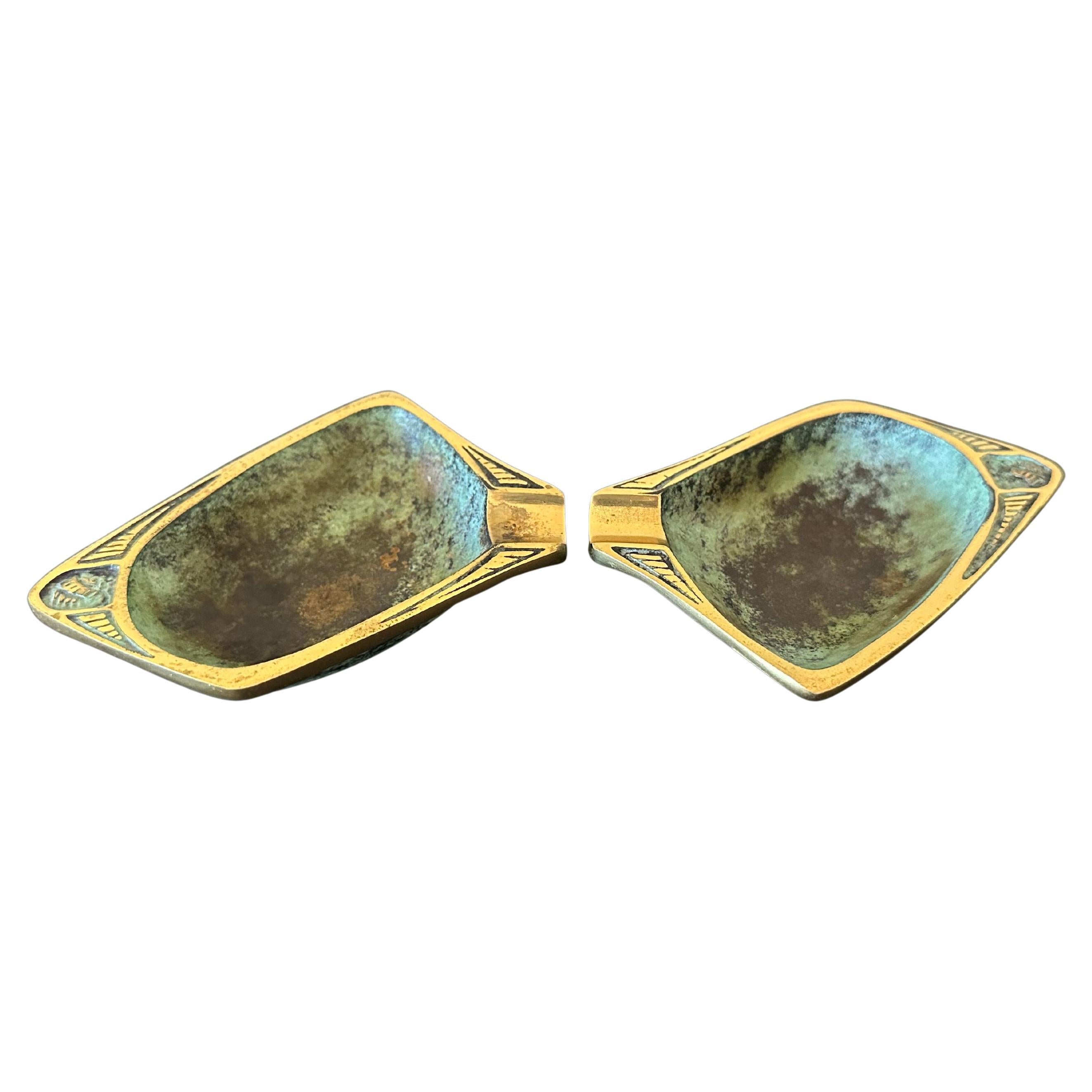 Due posacenere d'epoca in ottone massiccio Dayagi Israel Ornate Mid-Century Rare in vendita 1