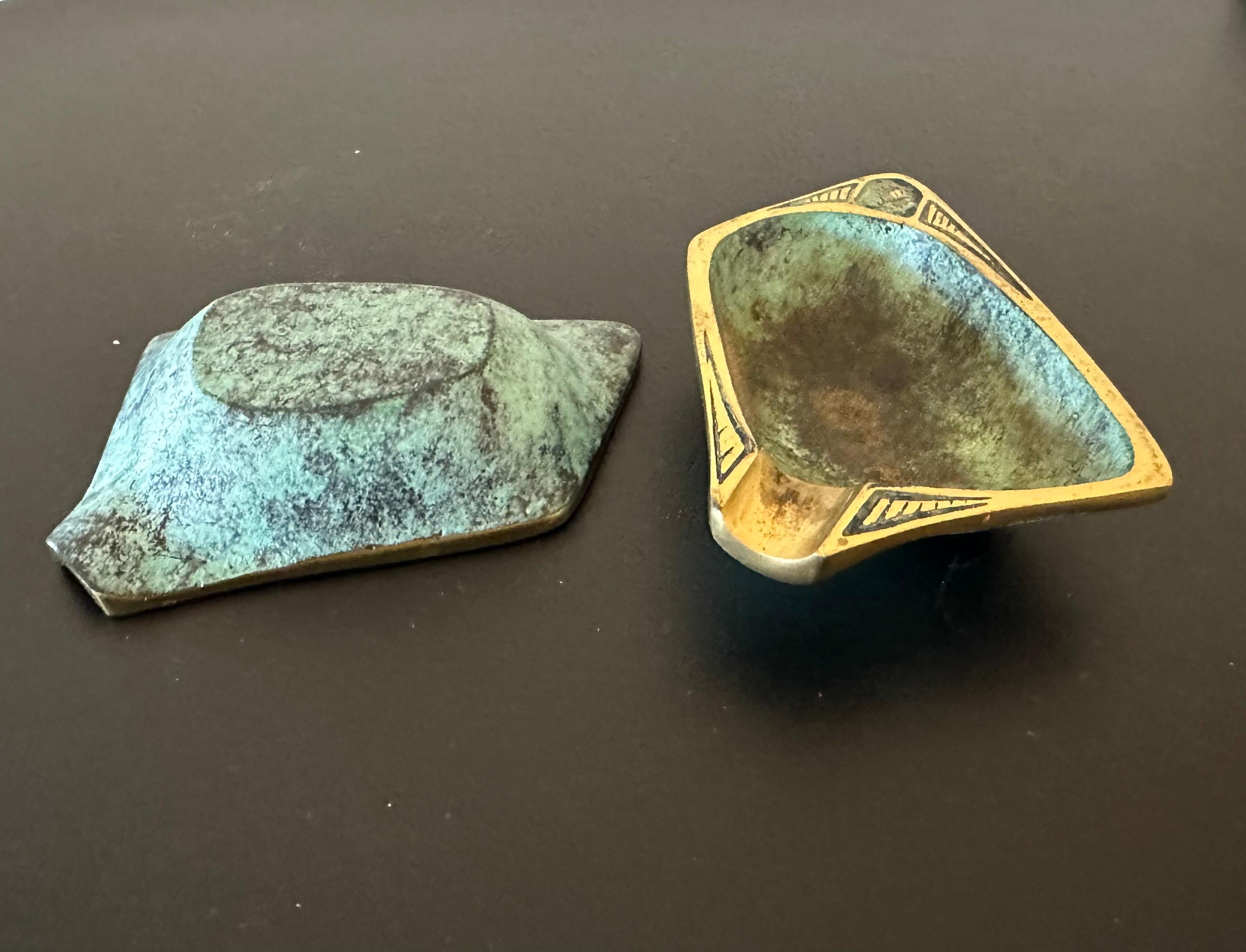 Due posacenere d'epoca in ottone massiccio Dayagi Israel Ornate Mid-Century Rare in vendita 2