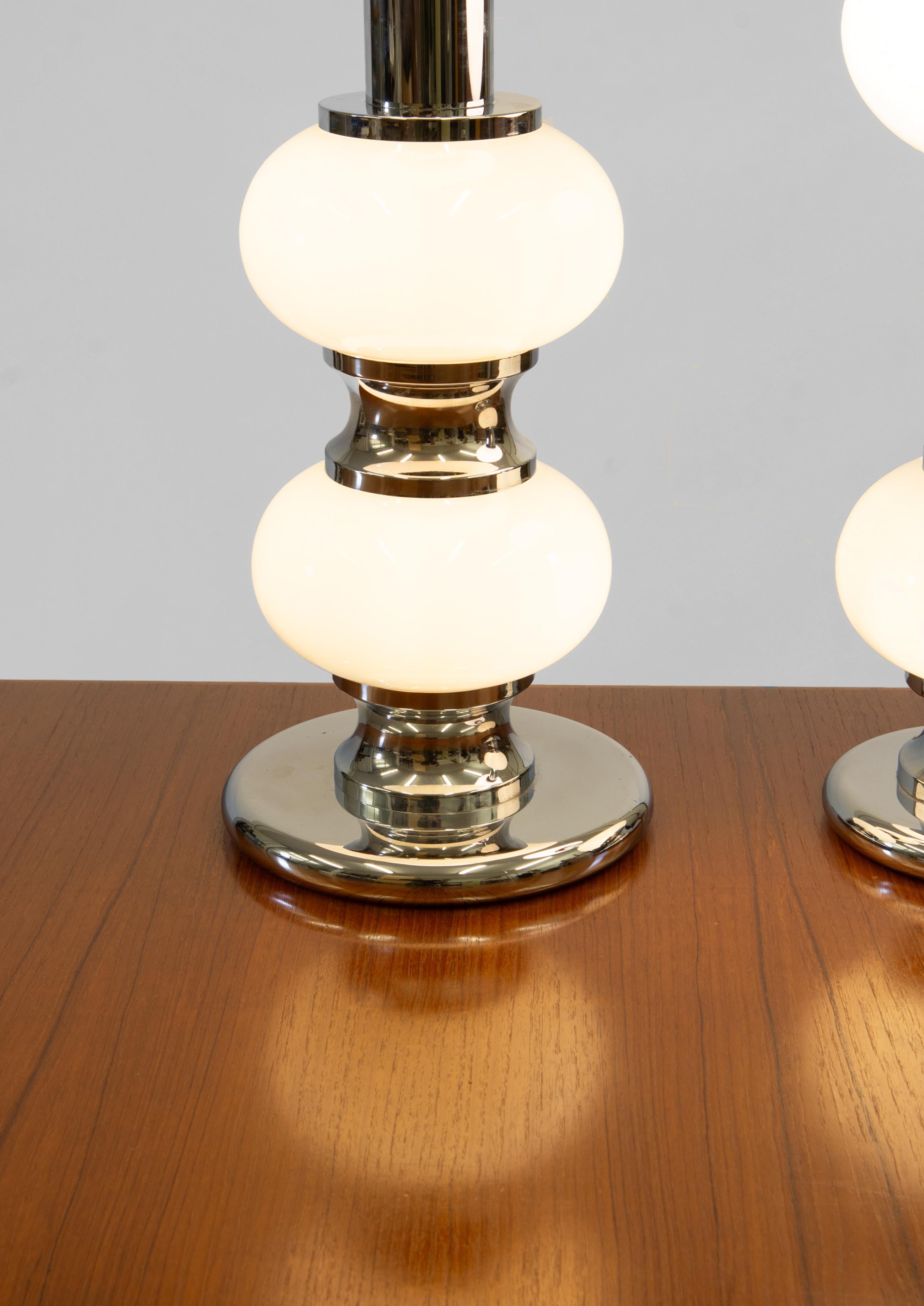 Mid-Century Modern Deux lampes de table modernistes Sölken Leuchten en chrome et verre blanc opaque en vente