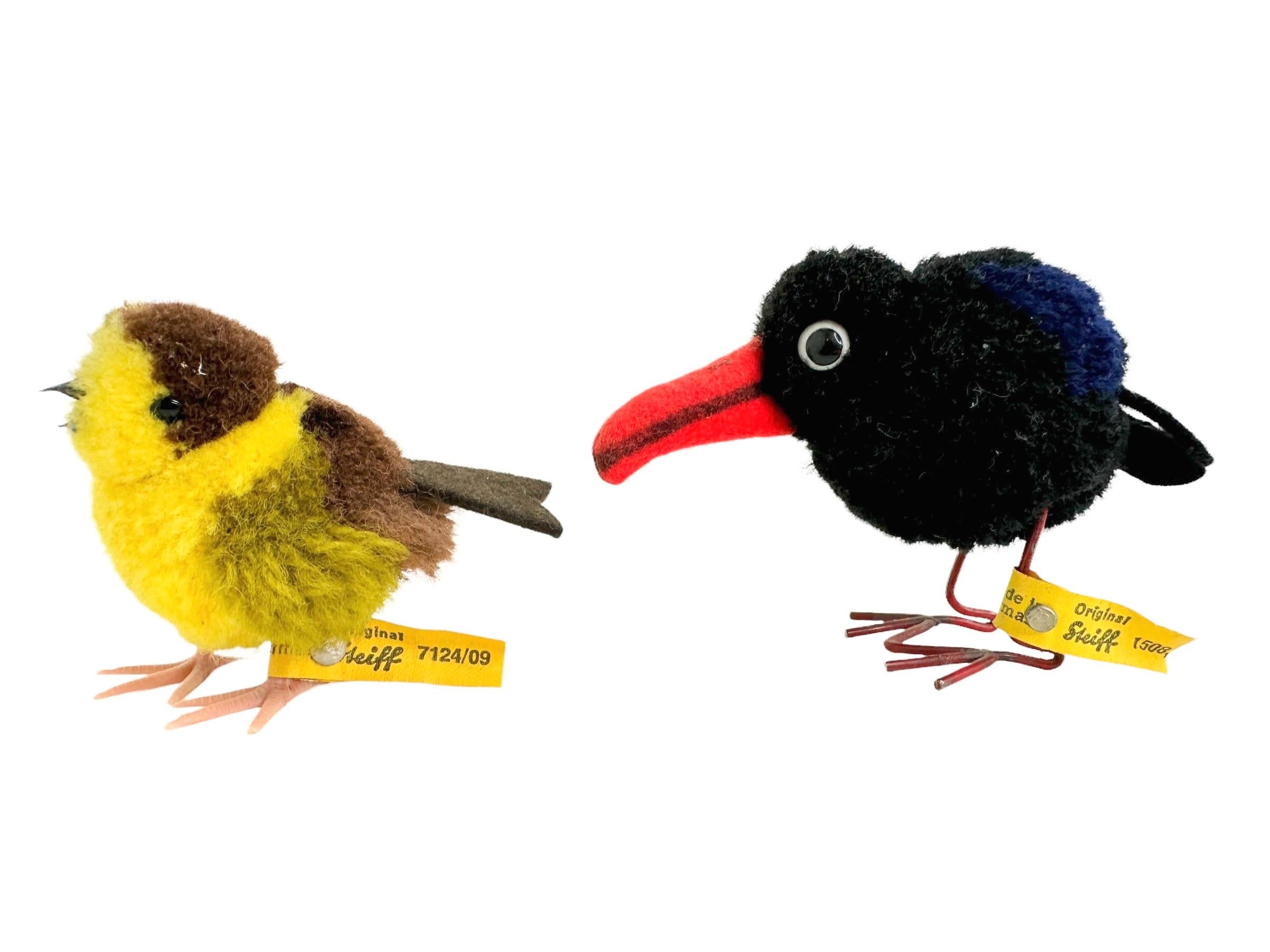 Collection of two Steiff PomPom Birds, hergestellt in Deutschland.

Eine schöne Sammlung von Steiff Vögeln in verschiedenen Größen, Altersgruppen und Stoffen. Insgesamt zwei Stück Steiff Vögel.
Der Rabe mit den Eisenfüßen stammt aus den 1950er