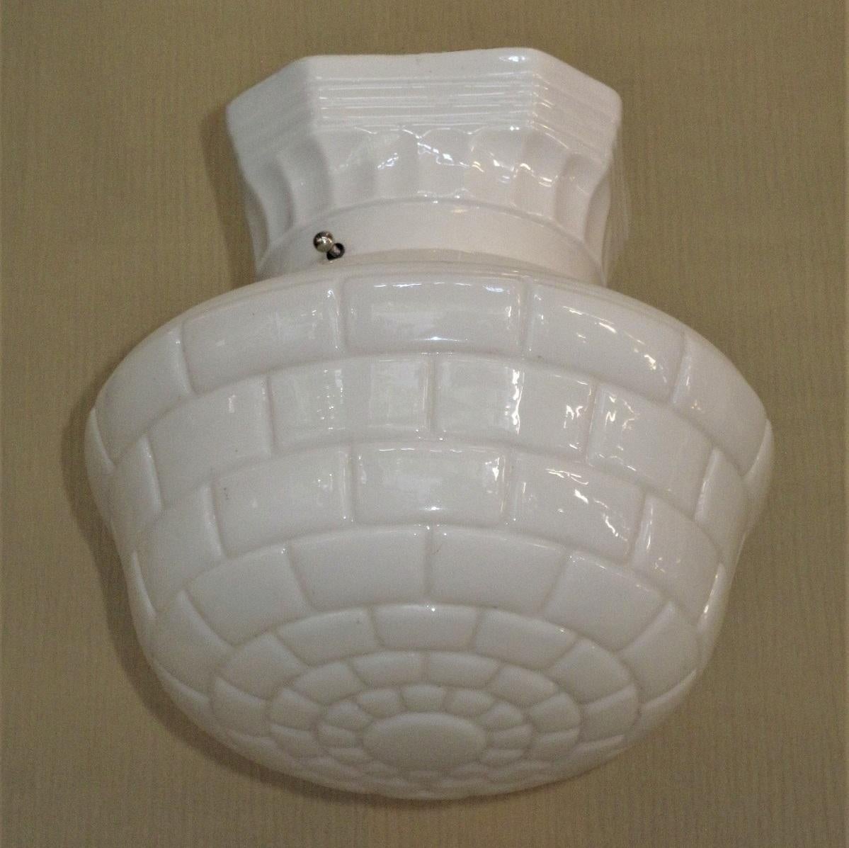 Porcelaine UNIQUEMENT Globes de carreaux de métro vintage sur support de plafond en porcelaine en vente