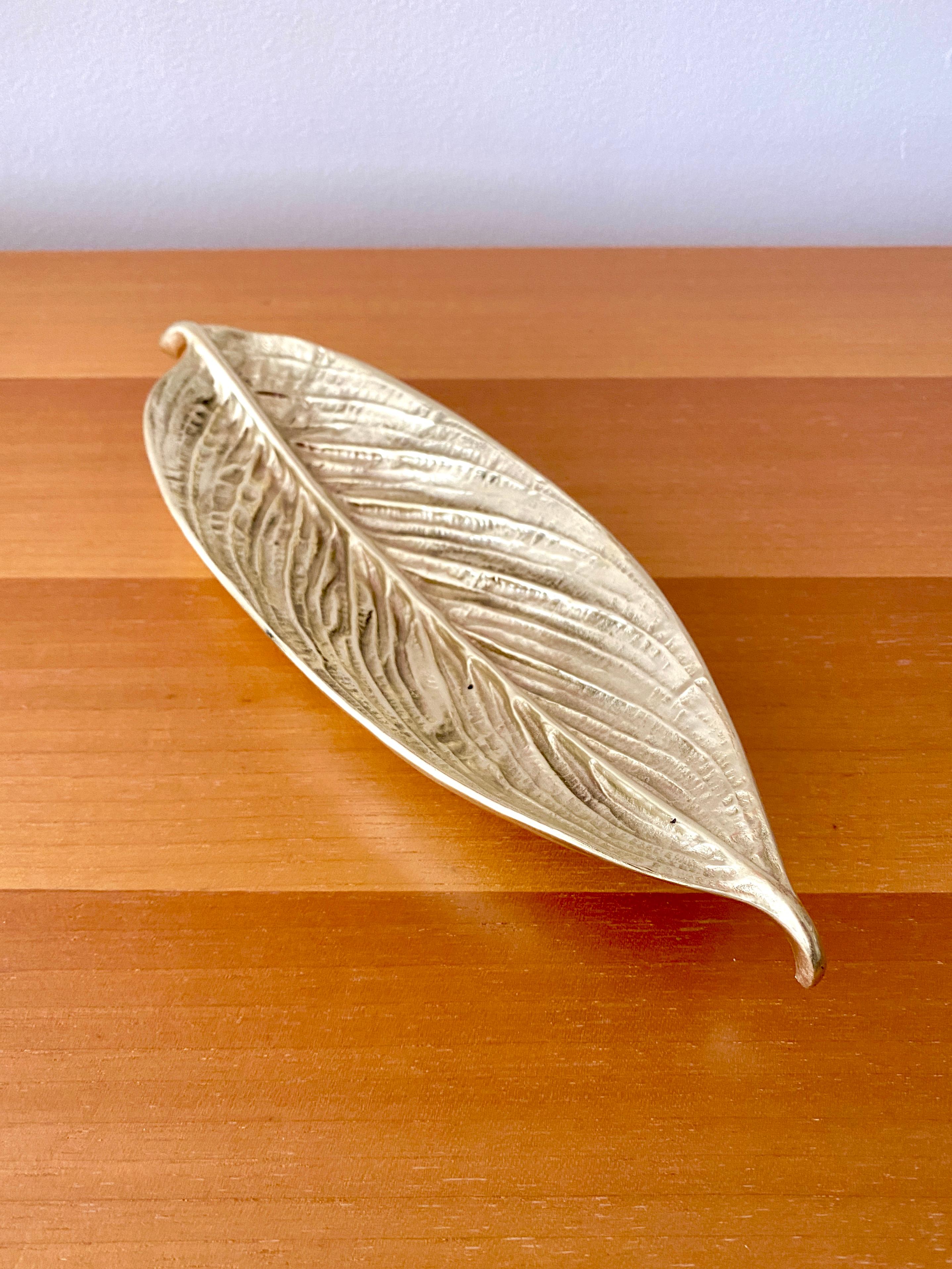 Two Vintage Virginia Metalcrafters Solid Brass Leaves, Gloxinia and Calathea In Good Condition For Sale In Doraville, GA