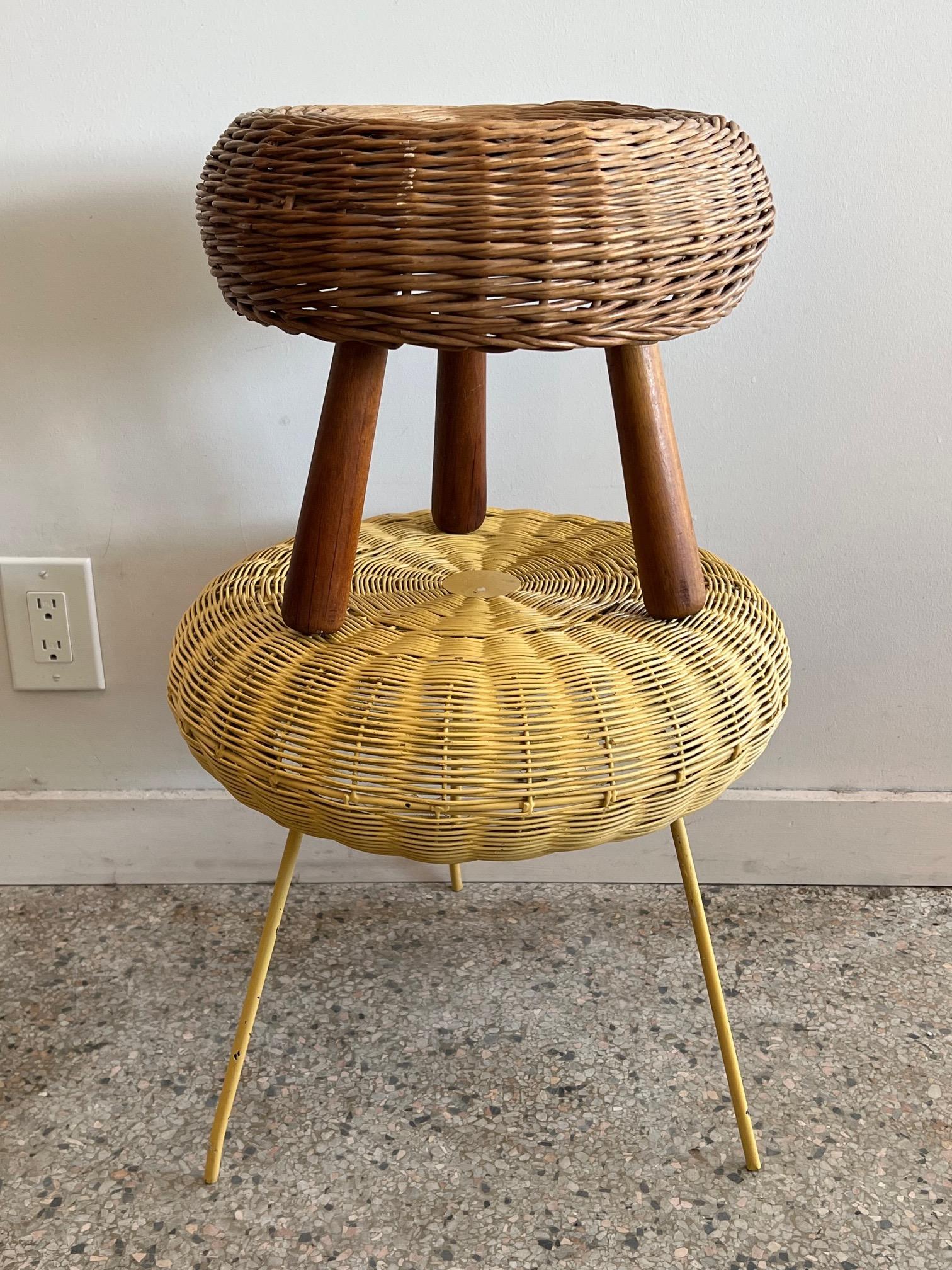 Dos taburetes vintage de mimbre en venta 3