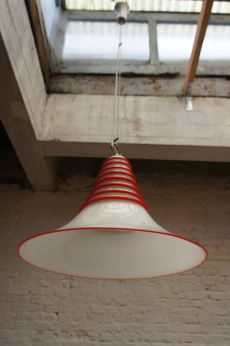 Two Vistosi Murano Glass Pendant Light in White and Red In Good Condition In Antwerp, BE