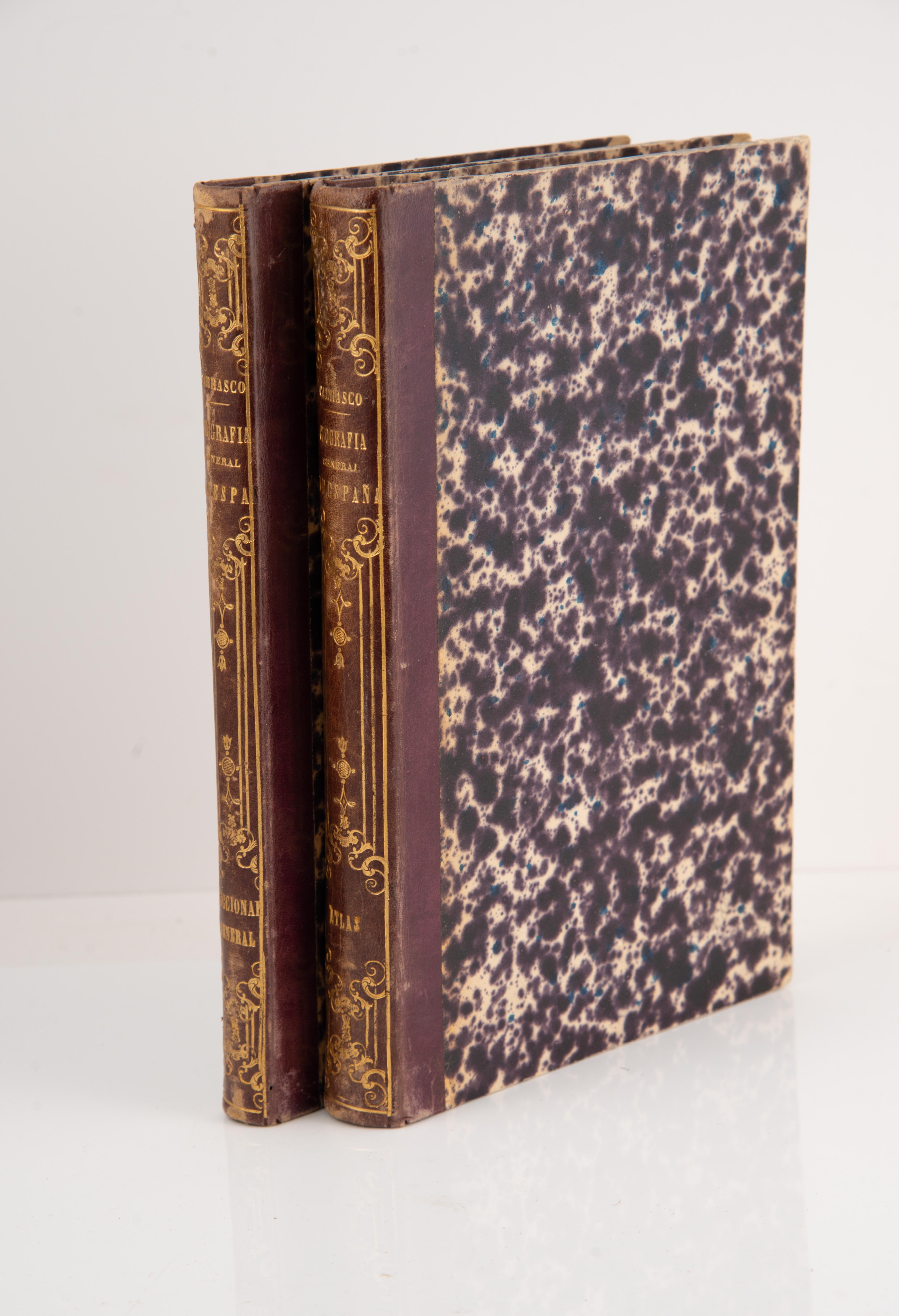  Deux volumes : Atlas géographique de l'Espagne (...) et Dictionnaire général de tous les peuples. Éditeurs Gaspar y Roig. Espagne, Madrid, 1864 et 1862. 
Deux volumes encadrés de la même manière, avec des dos en cuir et des éléments dorés. La
