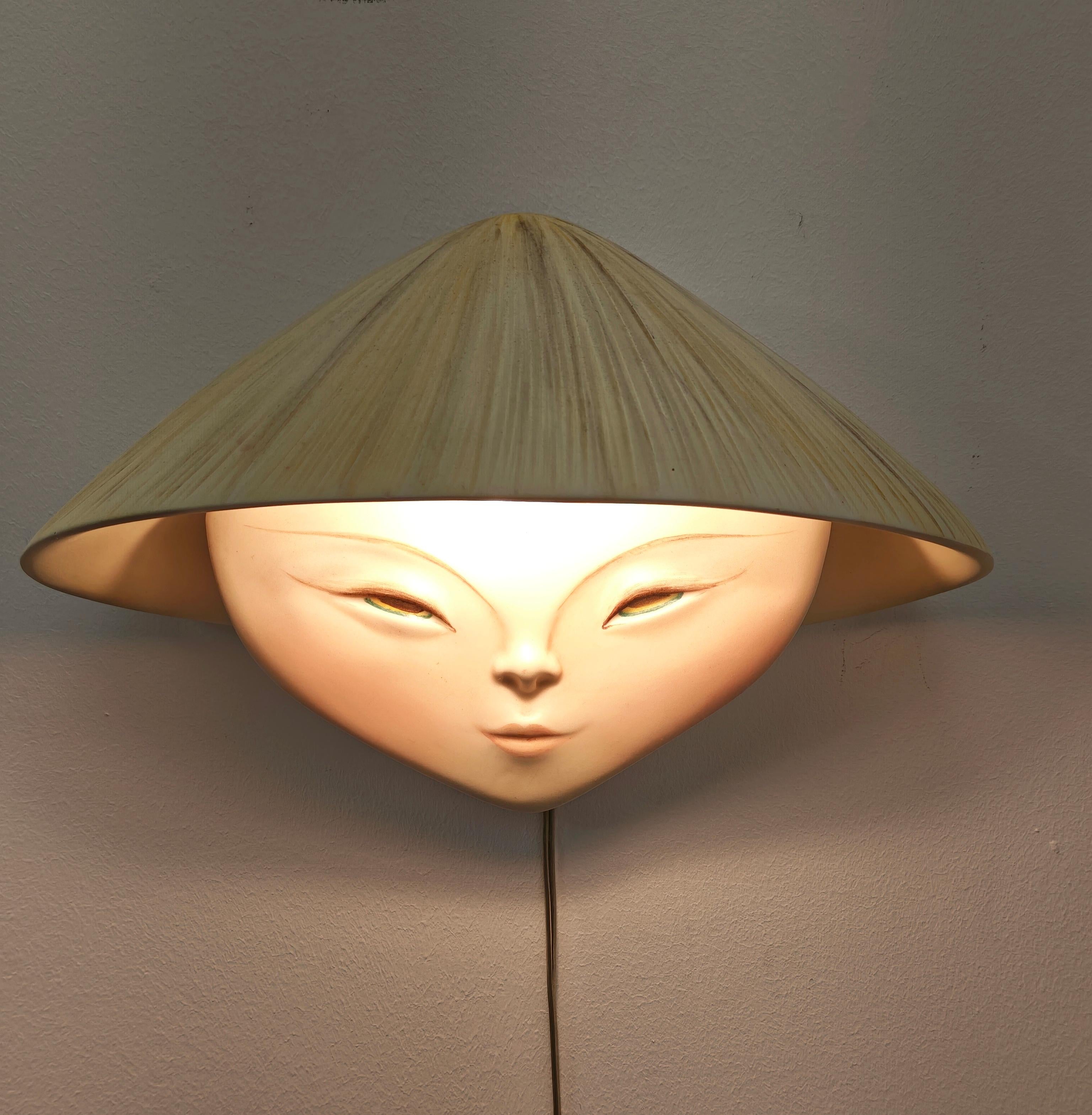 Vibi Torino, Made in Italy, 1960.
De cerámica lacada.
La fina cerámica hace que estas dos lámparas escultóricas sean realmente especiales. Rostros asiáticos, el de él y el de ella. Verdaderamente raro y único. Firmado en la parte posterior, como se