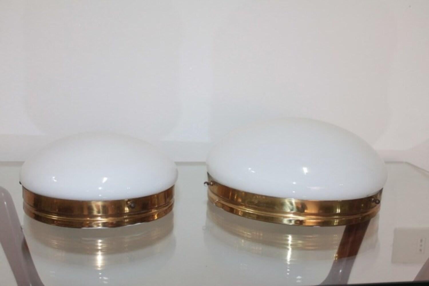 Two wall lights, Italian manufacturing, brass and glass with different diameter 21/25cm.
  