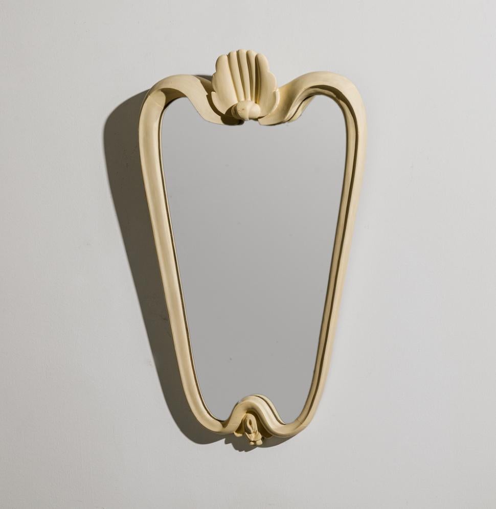 Mid-Century Modern Deux miroirs muraux dans le style d'Osvaldo Borsani, Italie, années 1950 en vente