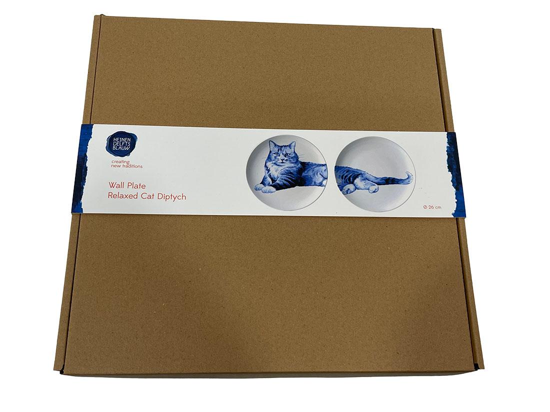 Zwei Wandteller mit einer Szene mit einer faulen Katze

Zwei keramische Wandteller, die zusammen ein geschlossenes Ganzes bilden. Diese charmanten Wandteller bilden ein Diptychon, und wenn sie nebeneinander an die Wand gehängt werden, ergeben sie
