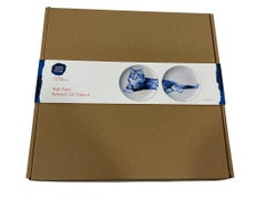 Zwei Wandteller mit einer Szene mit einer faulen Katze