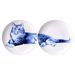 Zwei Wandteller mit einer Szene mit einer faulen Katze