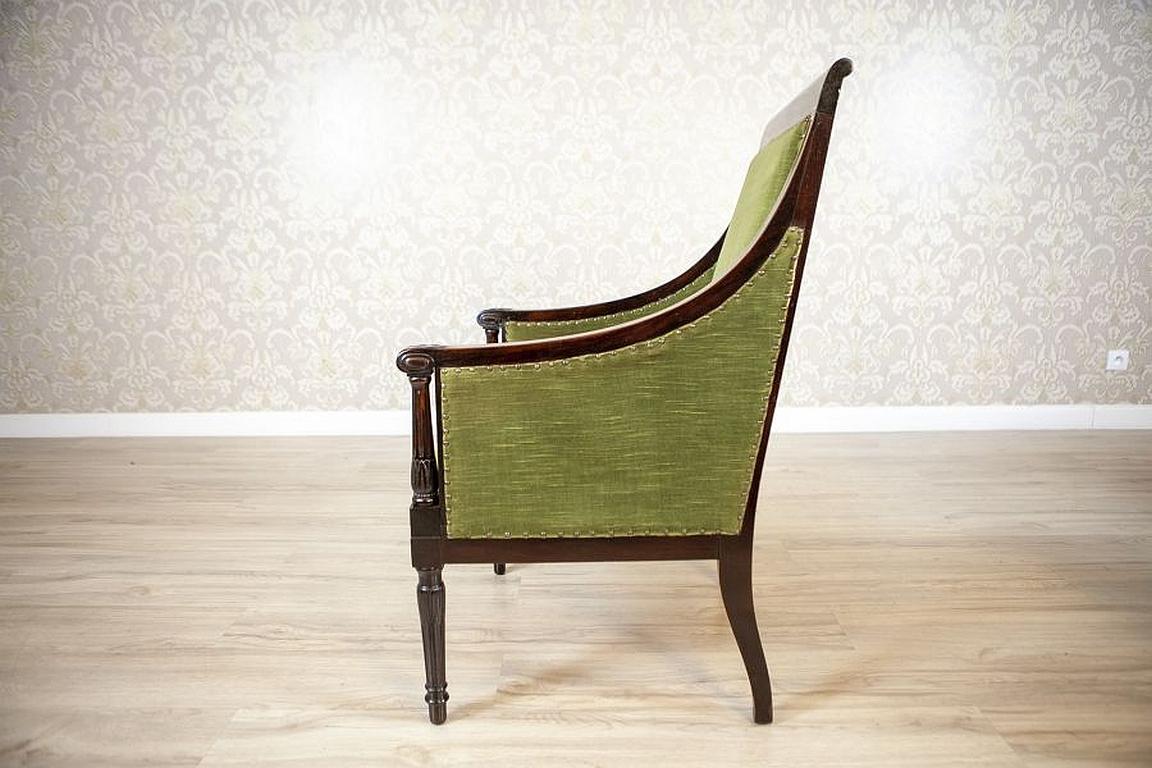 Zwei Nussbaum-Sessel aus der Mitte des 20. 20. Jahrhunderts im englischen Stil (Europäisch) im Angebot