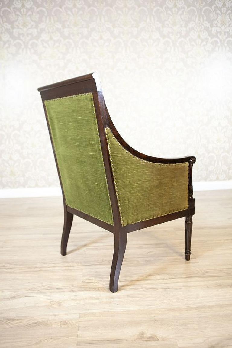 20ième siècle Deux fauteuils en noyer de style anglais du milieu du XXe siècle. 20ème siècle dans le style anglais en vente