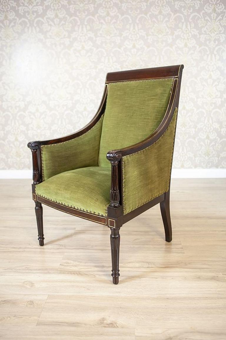 Tissu d'ameublement Deux fauteuils en noyer de style anglais du milieu du XXe siècle. 20ème siècle dans le style anglais en vente