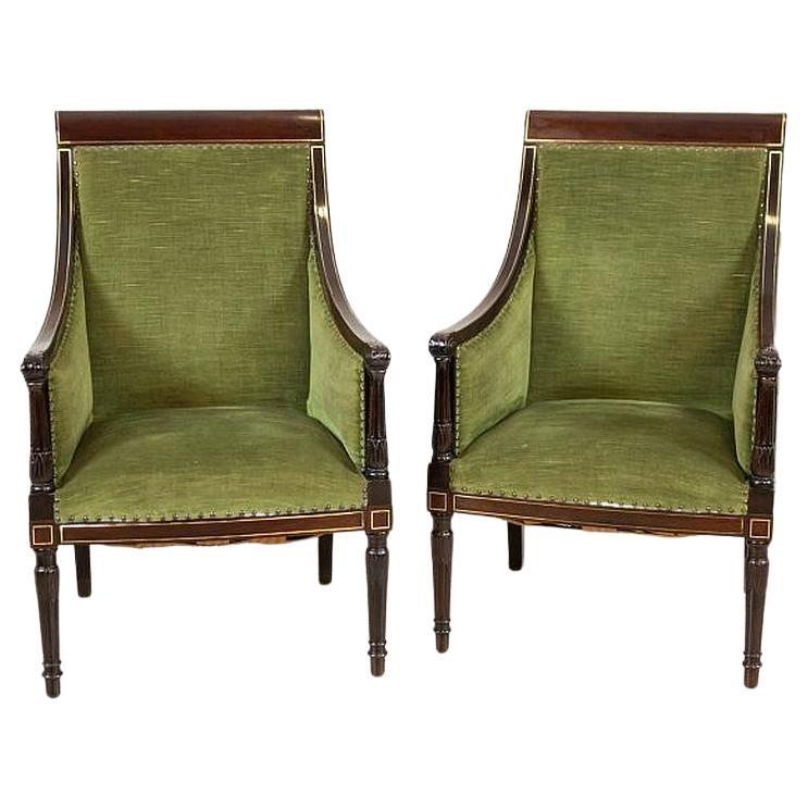 Zwei Nussbaum-Sessel aus der Mitte des 20. 20. Jahrhunderts im englischen Stil im Angebot