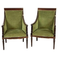 Zwei Nussbaum-Sessel aus der Mitte des 20. 20. Jahrhunderts im englischen Stil