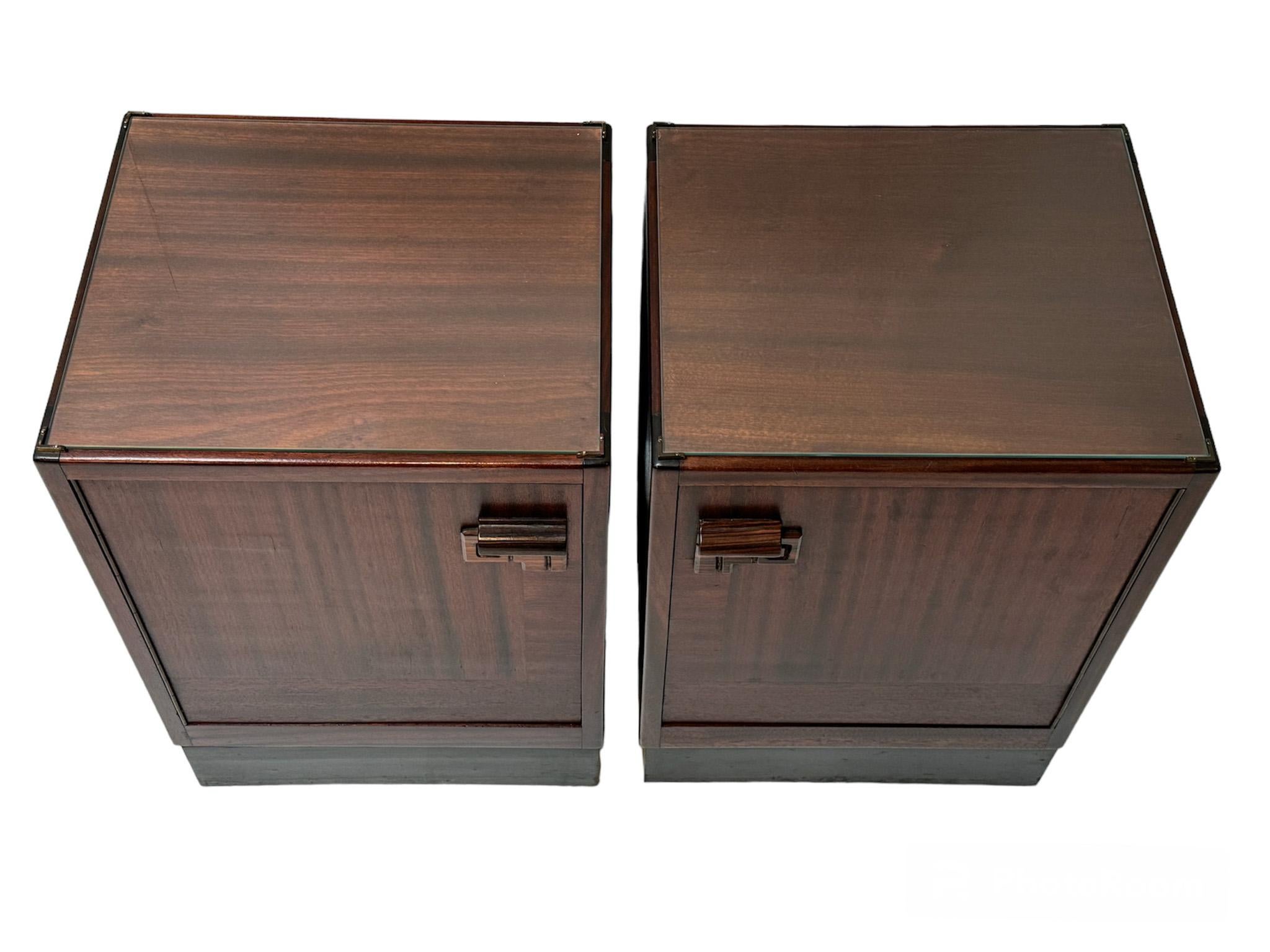 Stunning and rare pair of Art Deco Amsterdamse School nightstands or bedside tables.
Striking Dutch design from the 1920s.
Solid walnut bases with original solid macassar handles on the doors.
This wonderful pair of Art Deco Amsterdamse School