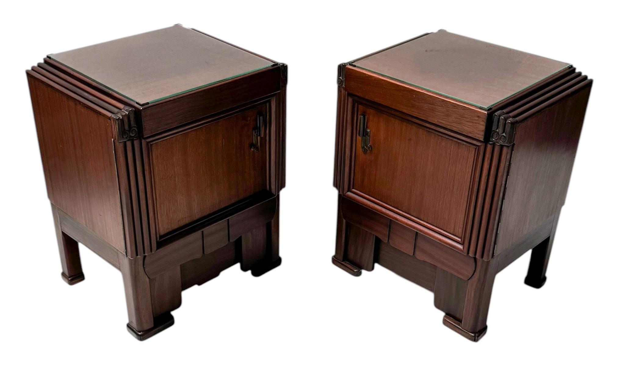 Magnifico e raro paio di comodini o tavolini da letto della Scuola Amsterdamse in stile Art Déco.
Un'incredibile olandesina degli anni '20.
Basi in noce massiccio e impiallacciatura di noce originale con maniglie in macassar massiccio originali e 