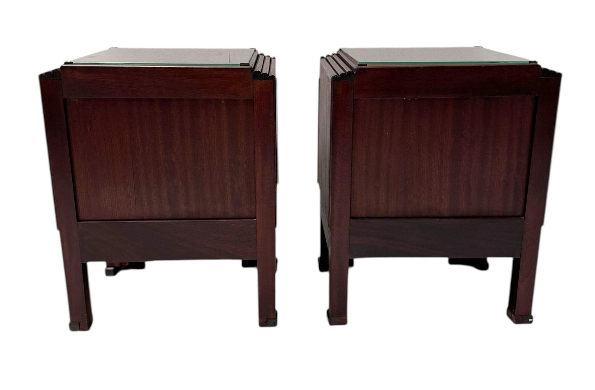 Art Déco Due comodini in noce Art Deco della Scuola Amsterdamse, anni '20 in vendita