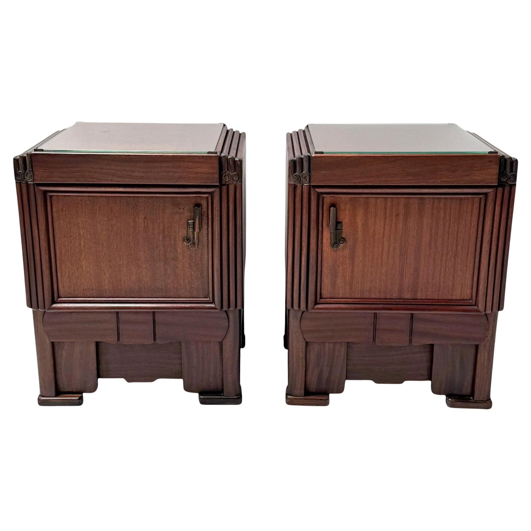 Deux tables de nuit ou tables de chevet en noyer de l'école Amsterdamse Art Deco, années 1920