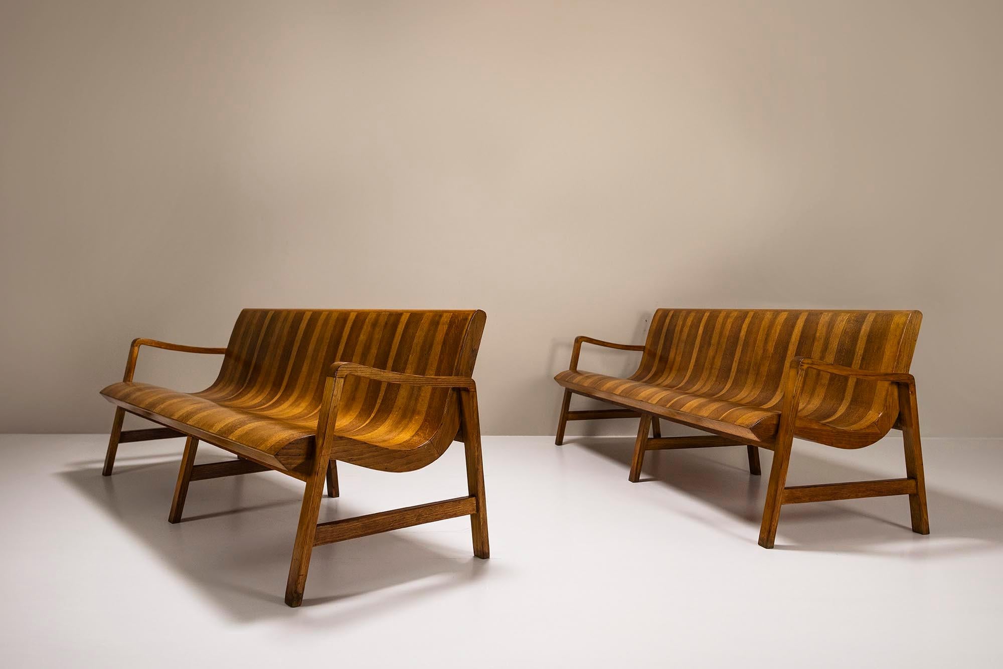 Queste due panchine, probabilmente realizzate negli anni '50 o '60, presentano un design senza tempo che parla della loro epoca. Originariamente in servizio presso l'ufficio del registro degli atti pubblici di Bologna, come indica la targhetta