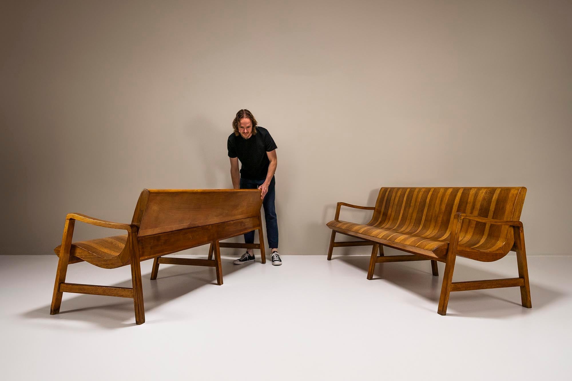 Mid-Century moderno Due panche a forma di onda in noce con impiallacciatura bicolore, Italia anni '50 in vendita
