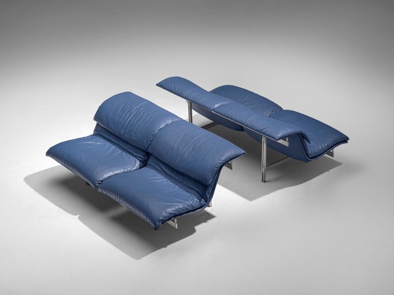 Giovanni Offredi for Saporiti, pair of sofas, dark blue leather, steel frame, Italy, 1970s.

These iconic wave sofas are designed by Giovanni Offredi in postwar Italy. The design for this sofa is dynamic, sculptural and figurative. The sofa is