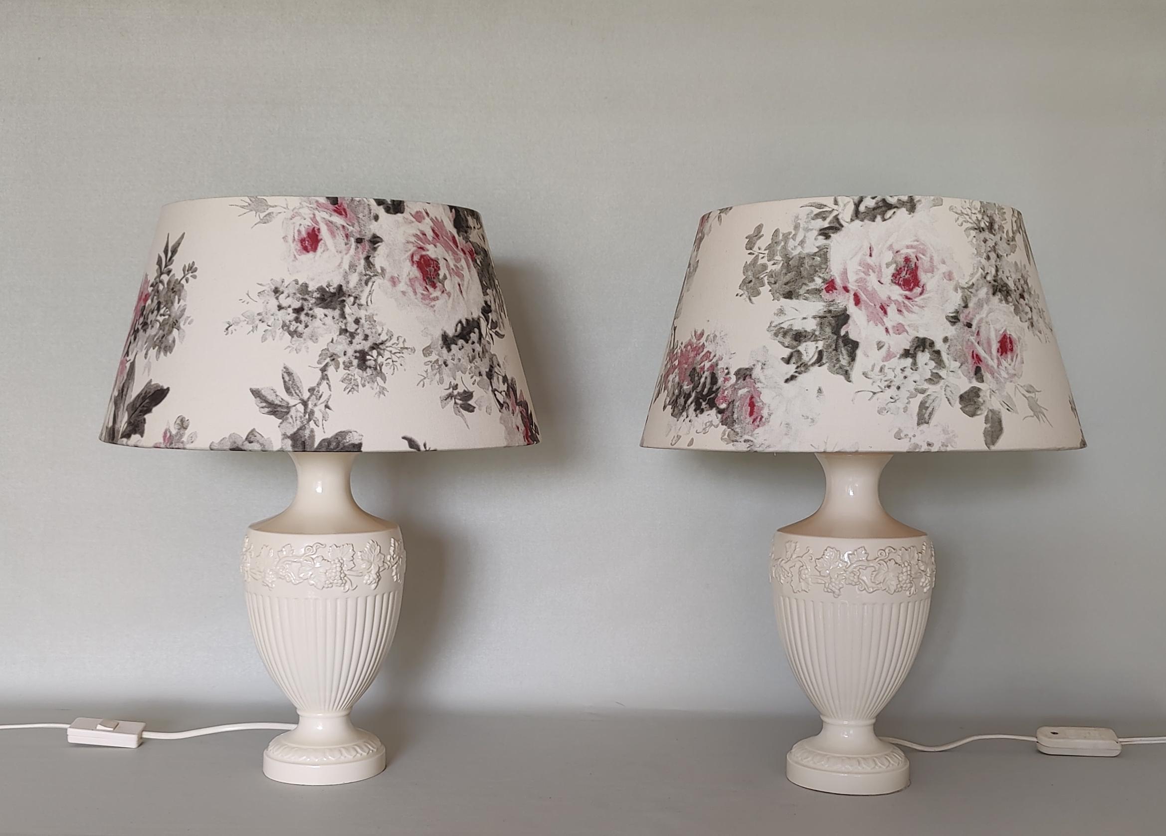 Two Wedgwood table lamps Édme Vines', Creamware Ceramics. Very stylisch and warm table lamps from Wedgewood with classic decorated vase. It is an early edition from the 1950s/1960s. Included two fabric shades.

Manufacturer: Wedgwood, marked on the