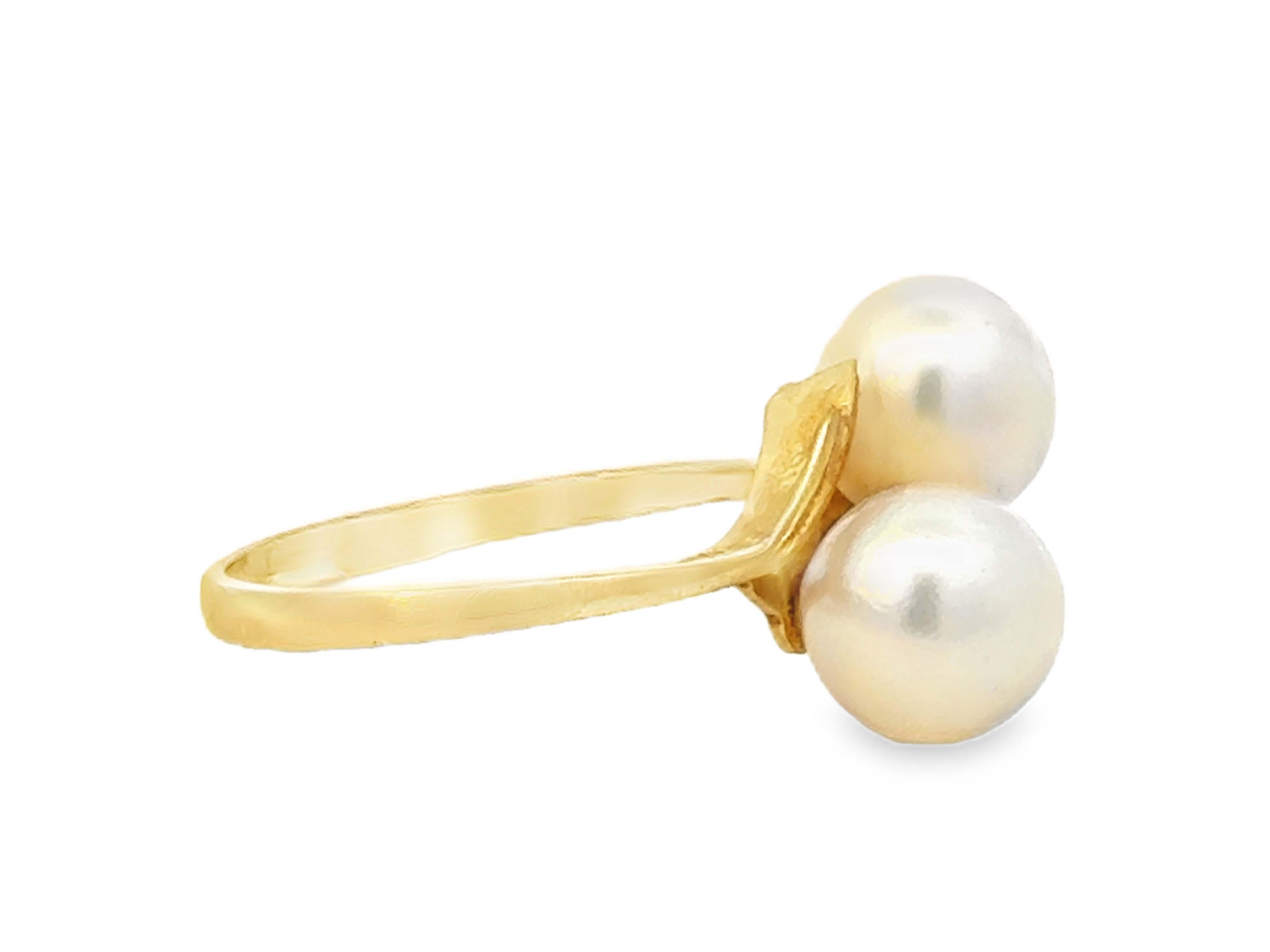Two White Akoya Pearls Ring 18k Yellow Gold In Excellent Condition For Sale In Honolulu, HI
