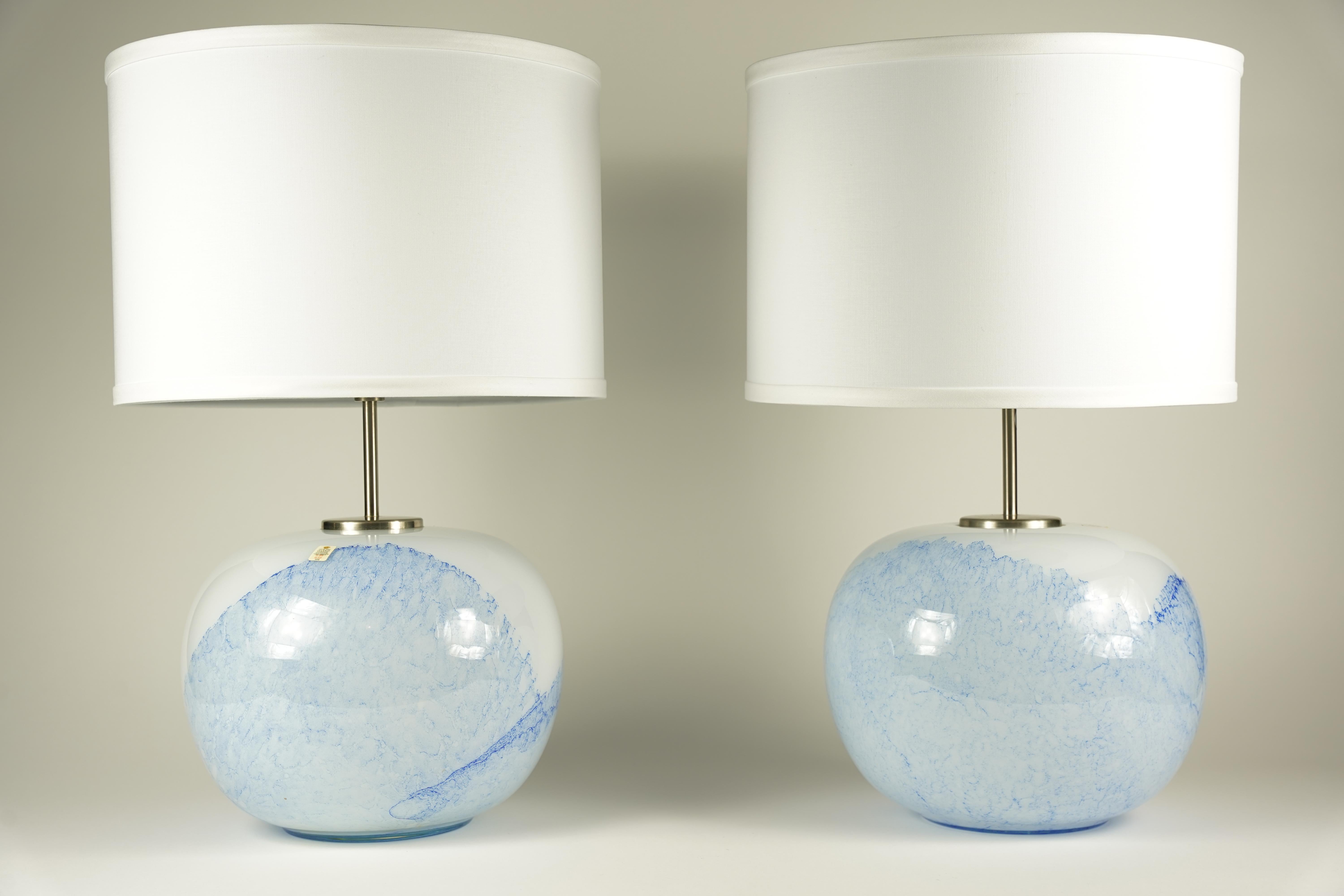 Paire de lampes Jasmin avec accessoires en acier brossé par Holmegaard, Danemark, 1980 en blanc et bleu conçues par l'artiste japonais Mutsuo Inoue 1984.

Rewired pour les États-Unis.
